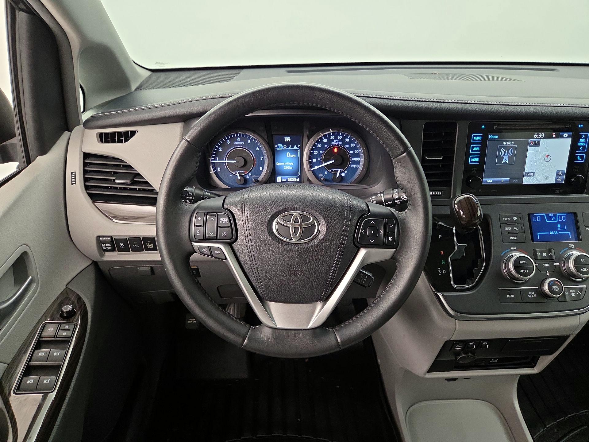 Thumbnail: 2017 Toyota Sienna - 10