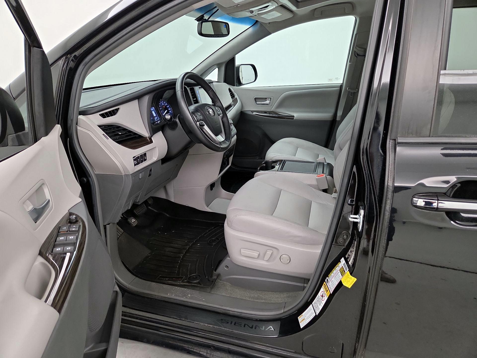 Thumbnail: 2017 Toyota Sienna - 11
