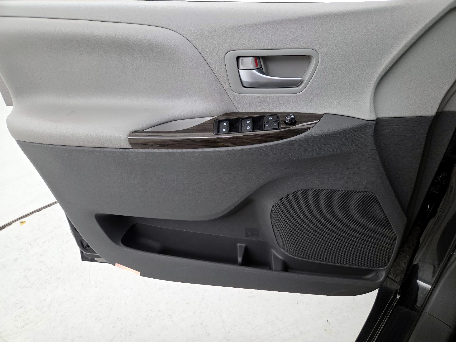 Thumbnail: 2017 Toyota Sienna - 12