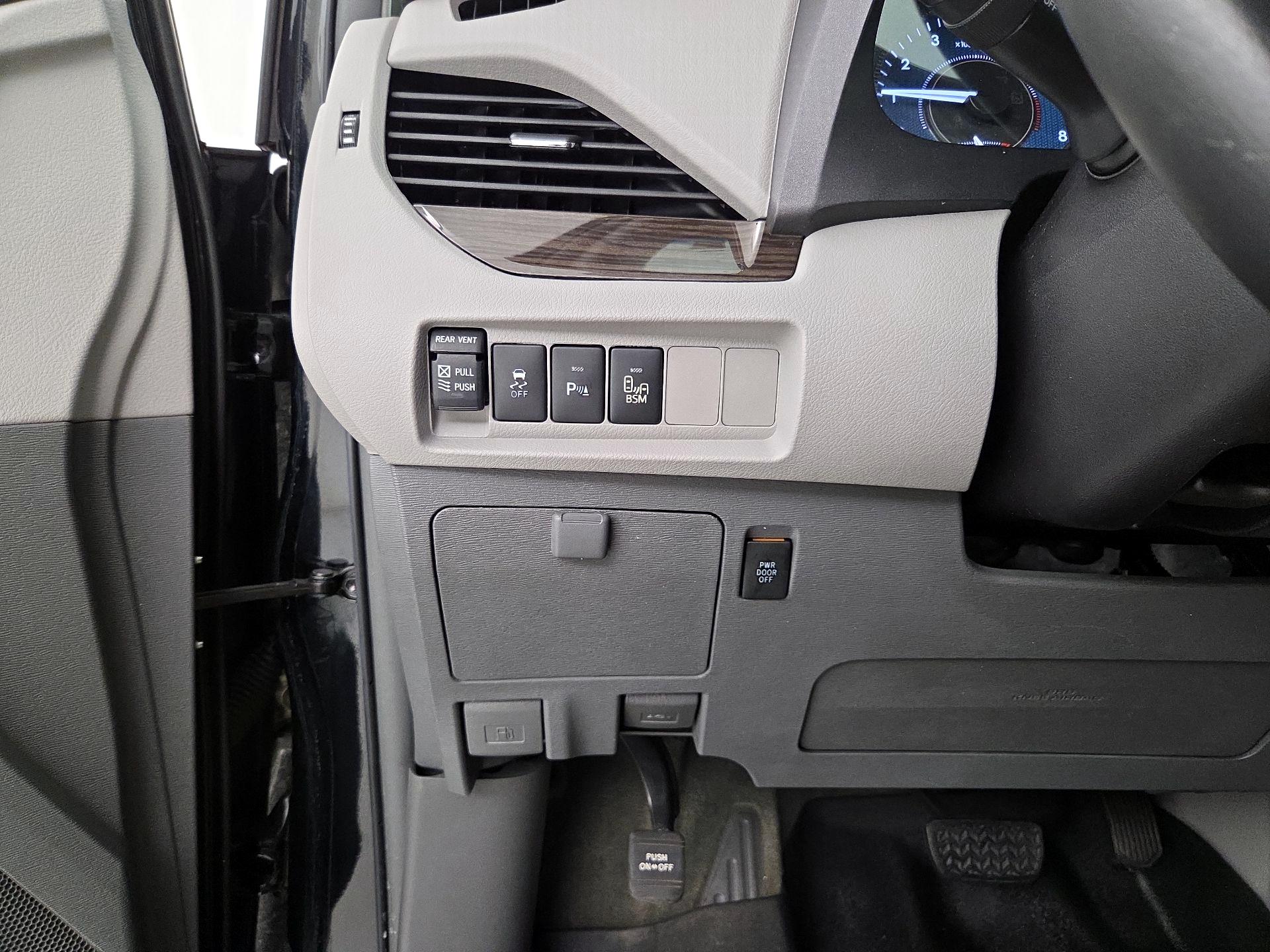 Thumbnail: 2017 Toyota Sienna - 13