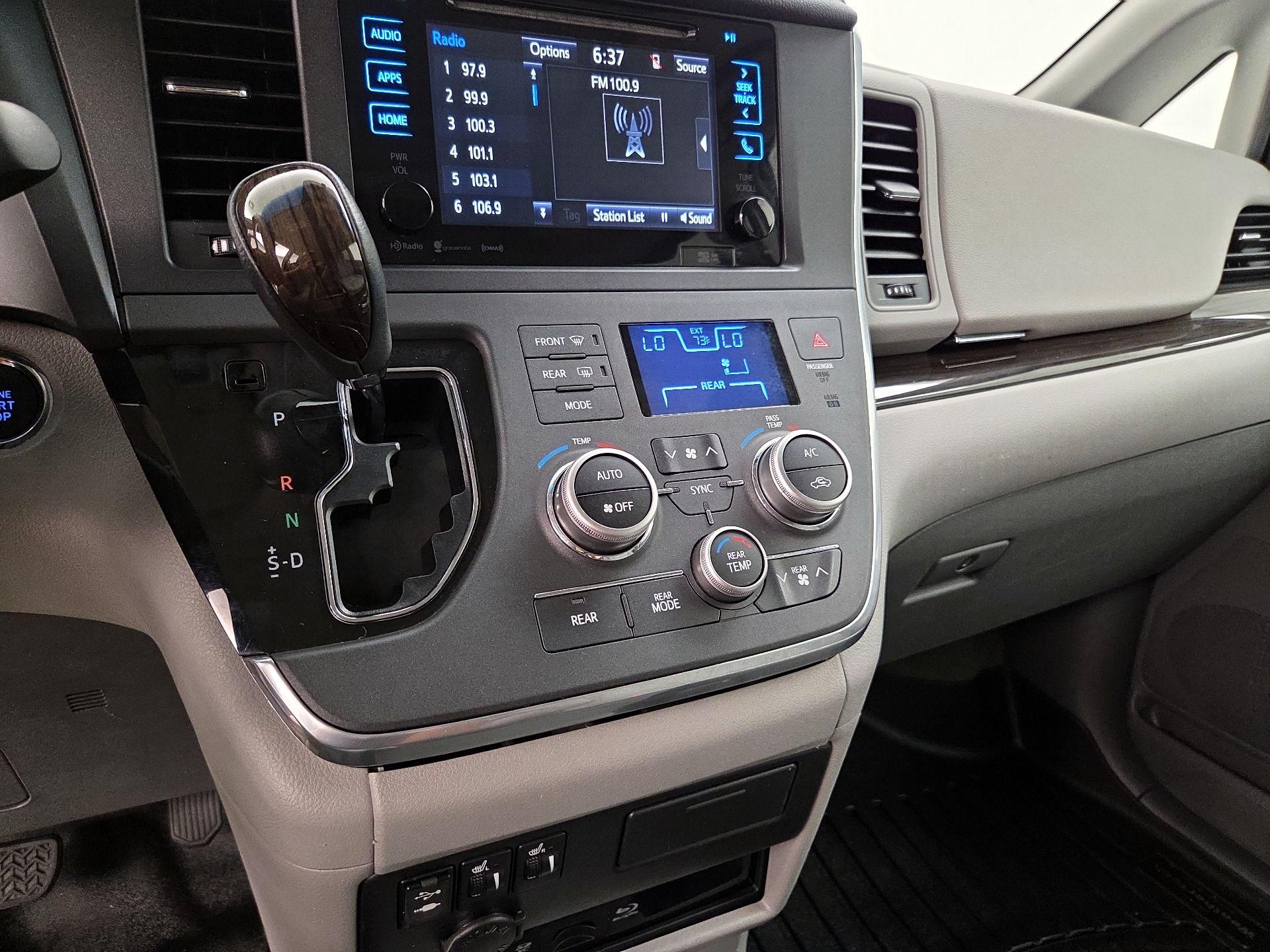 Thumbnail: 2017 Toyota Sienna - 17
