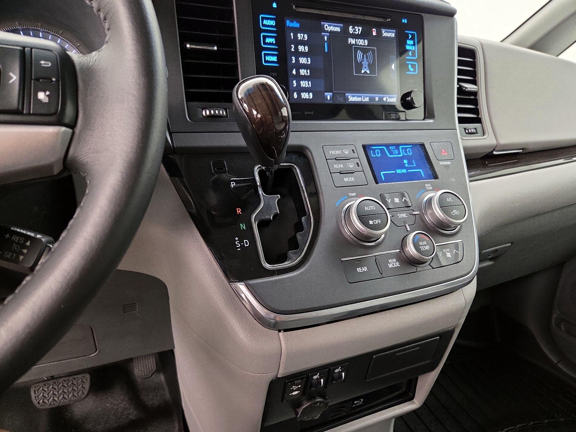 Thumbnail: 2017 Toyota Sienna - 18