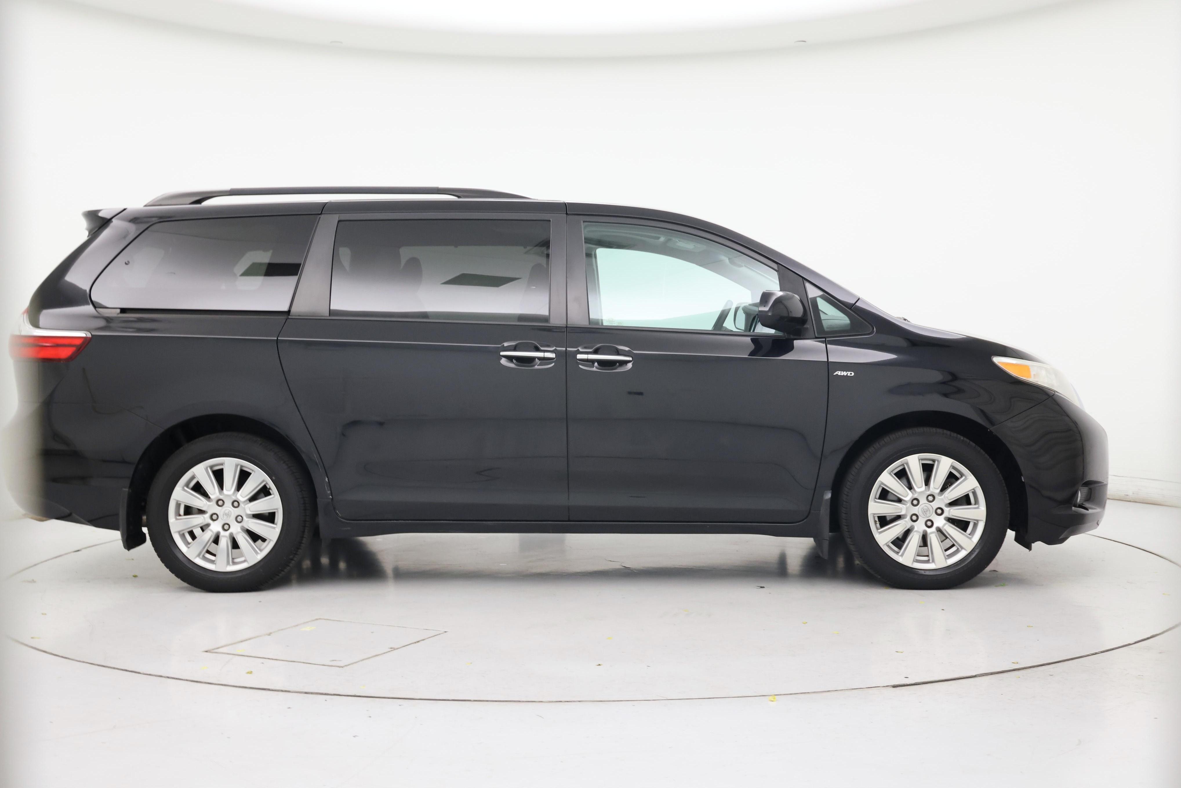 Thumbnail: 2017 Toyota Sienna - 7