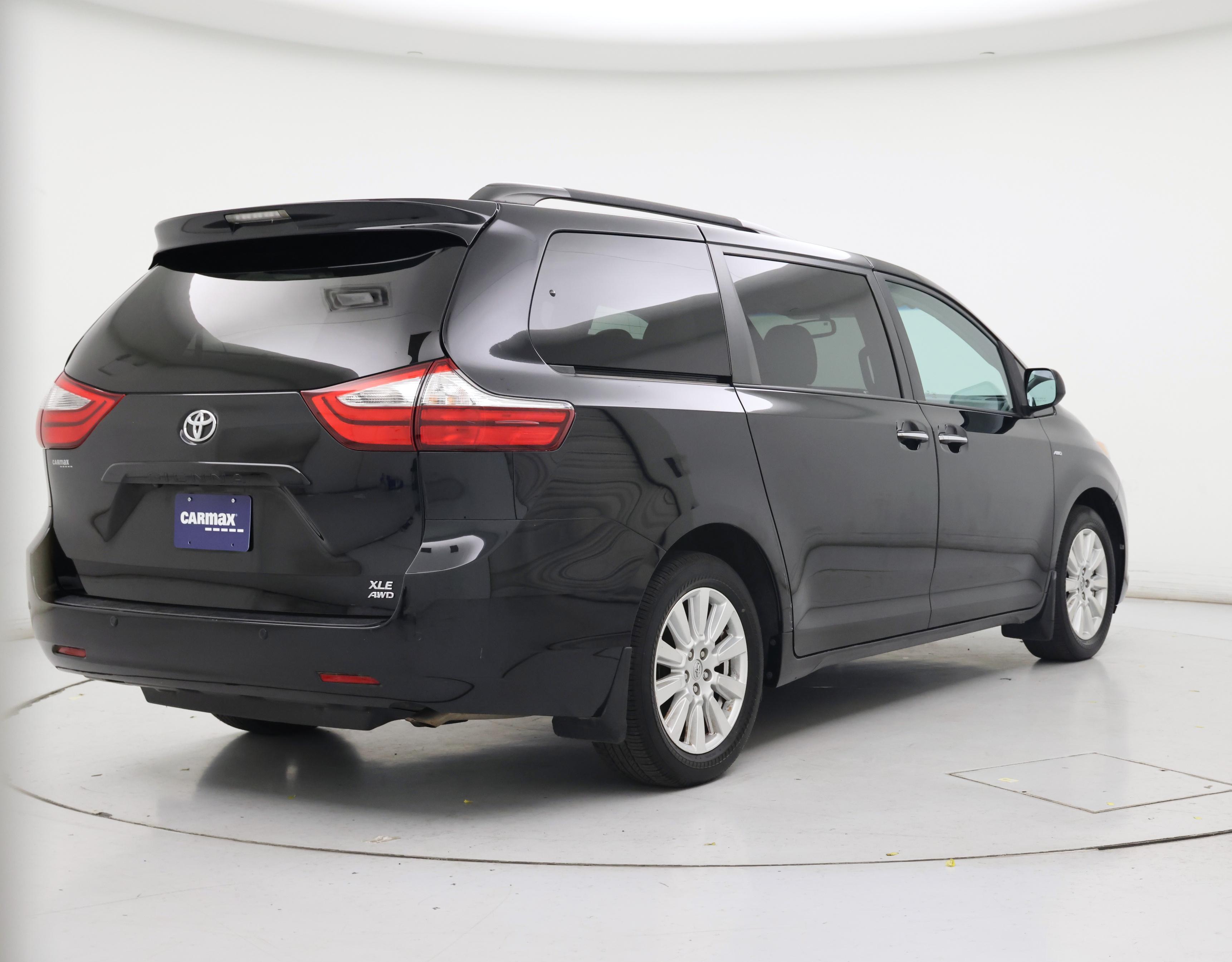 Thumbnail: 2017 Toyota Sienna - 8