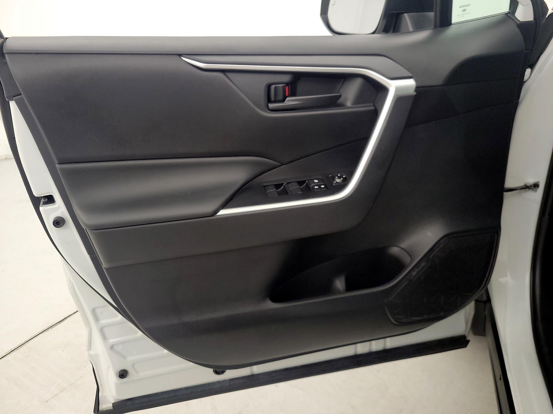 Thumbnail: 2020 Toyota RAV4 - 12