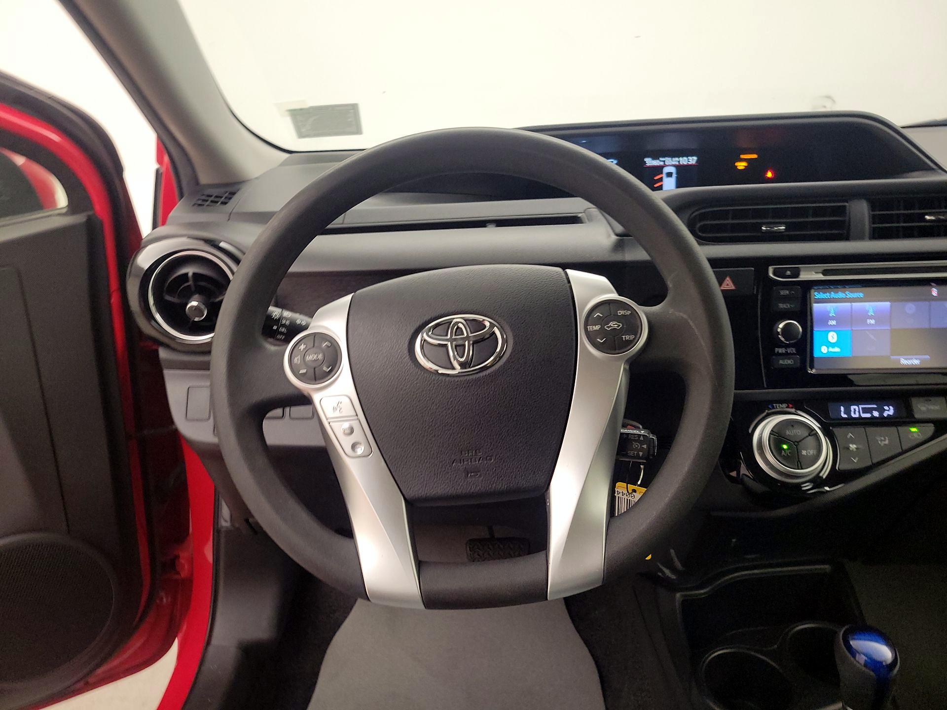 Thumbnail: 2015 Toyota Prius c - 10