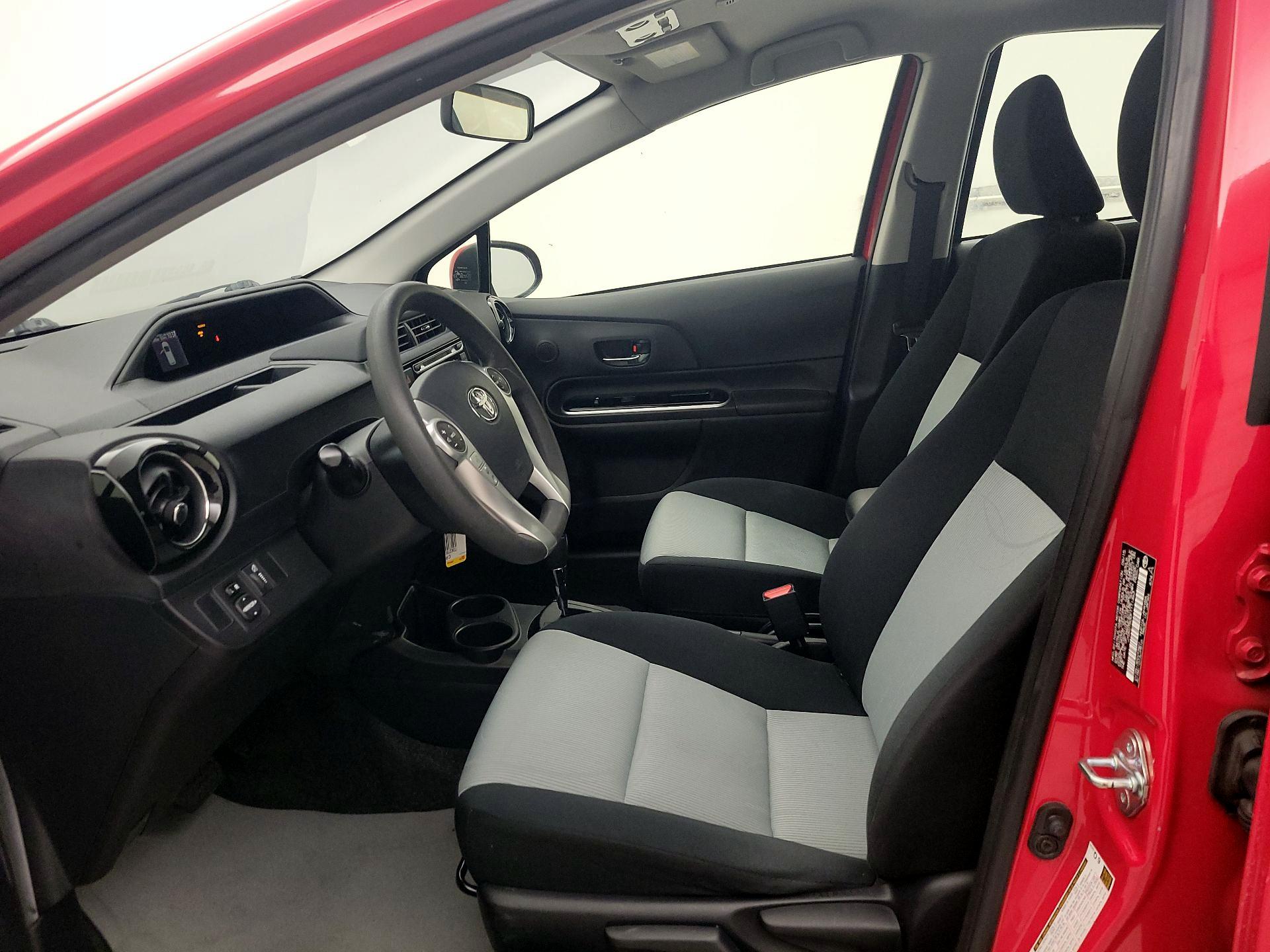 Thumbnail: 2015 Toyota Prius c - 11