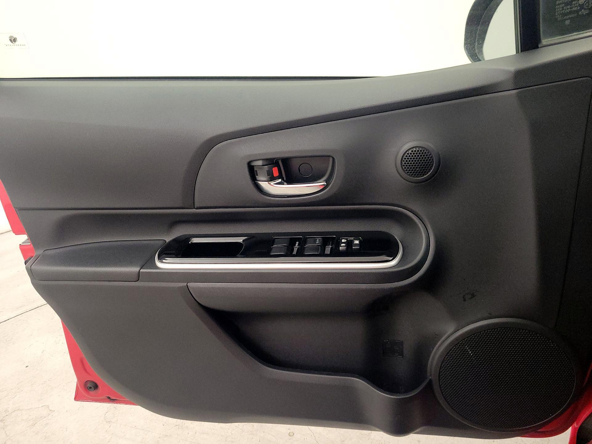 Thumbnail: 2015 Toyota Prius c - 12