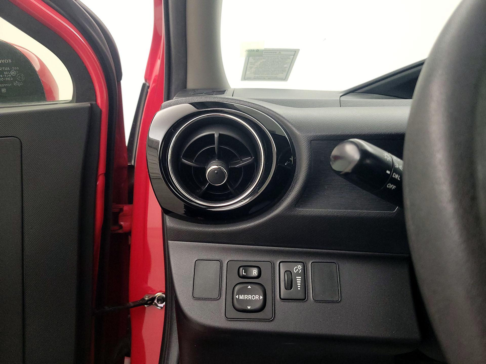 Thumbnail: 2015 Toyota Prius c - 13