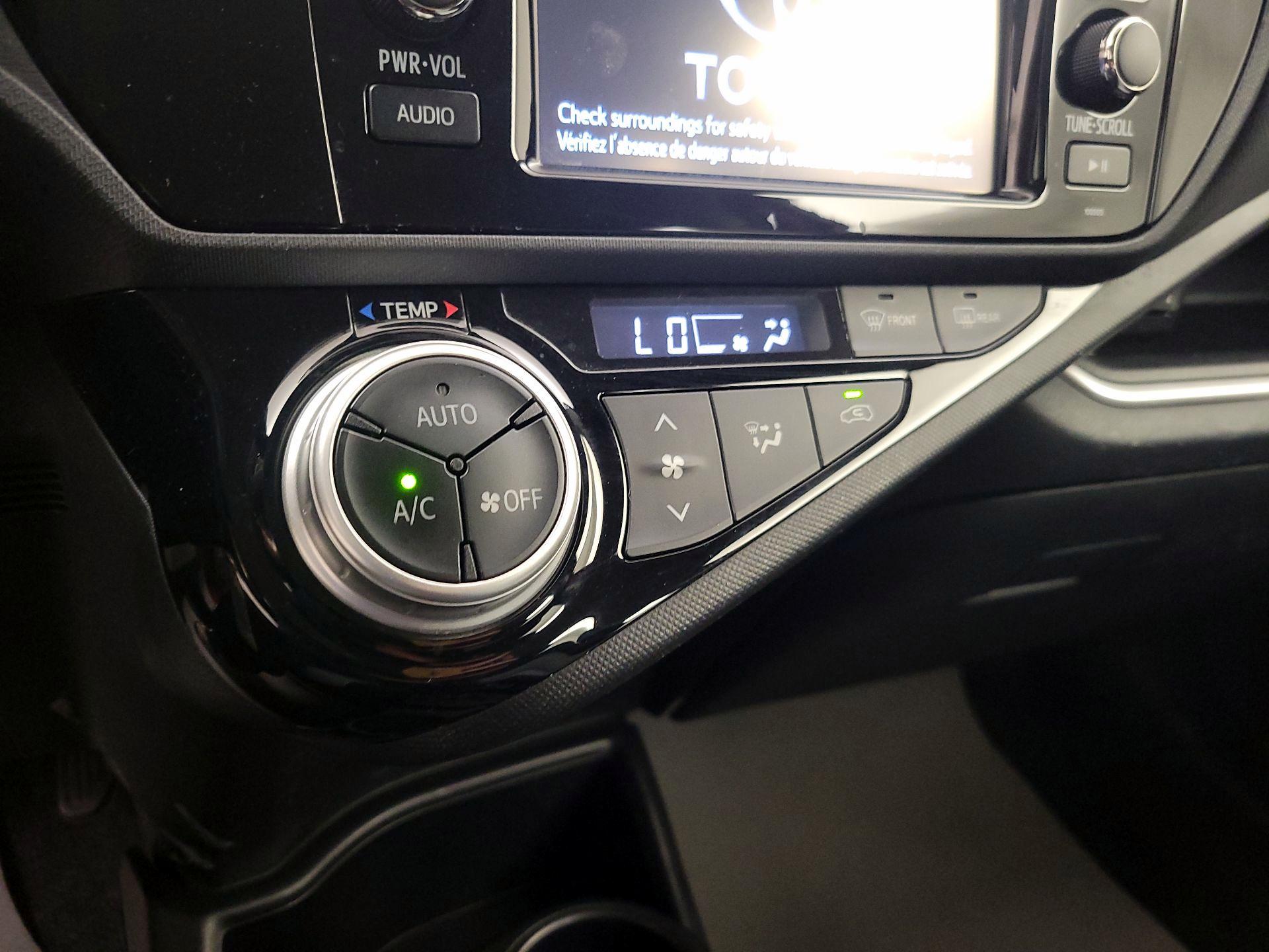 Thumbnail: 2015 Toyota Prius c - 15