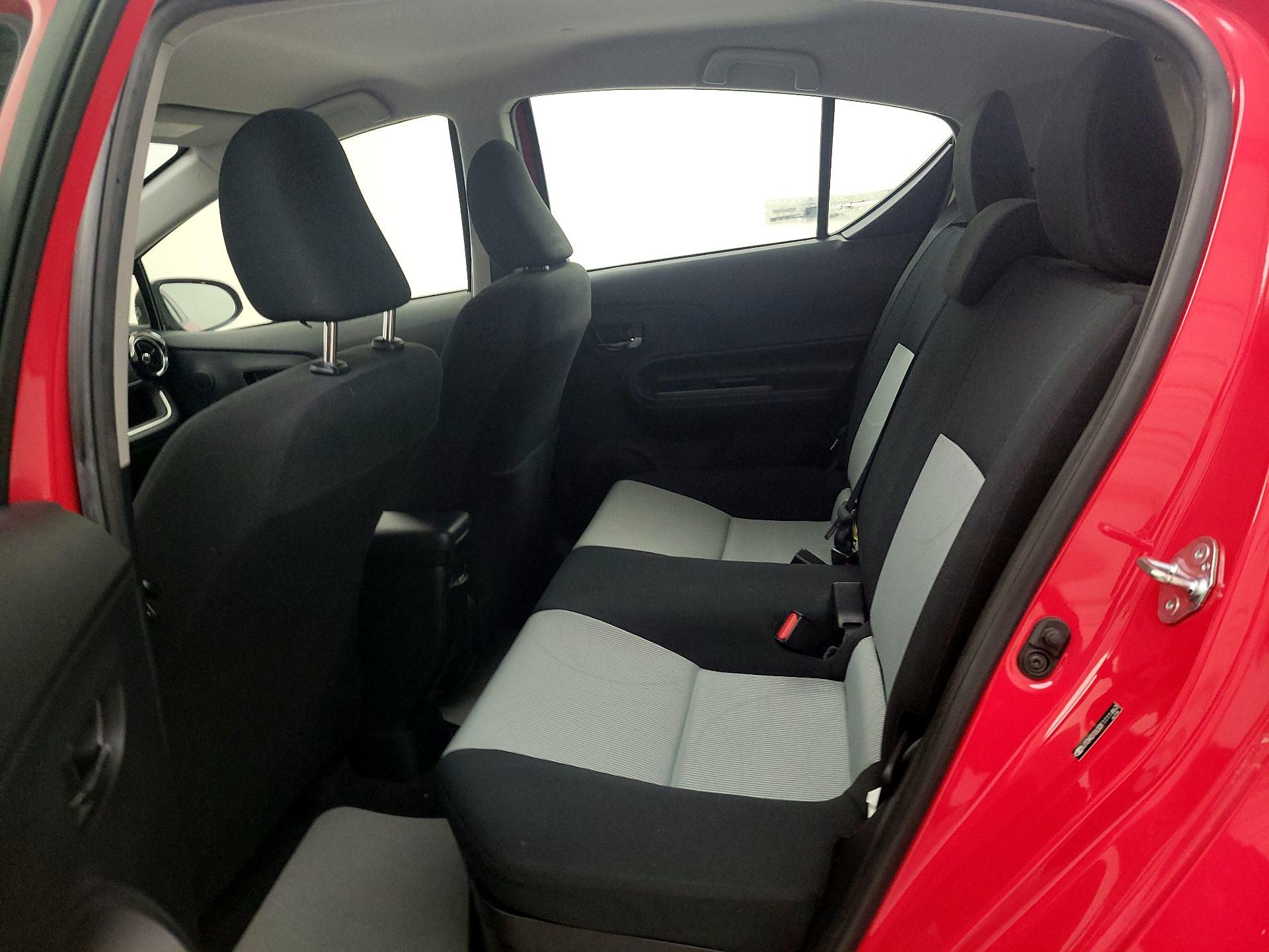 Thumbnail: 2015 Toyota Prius c - 18