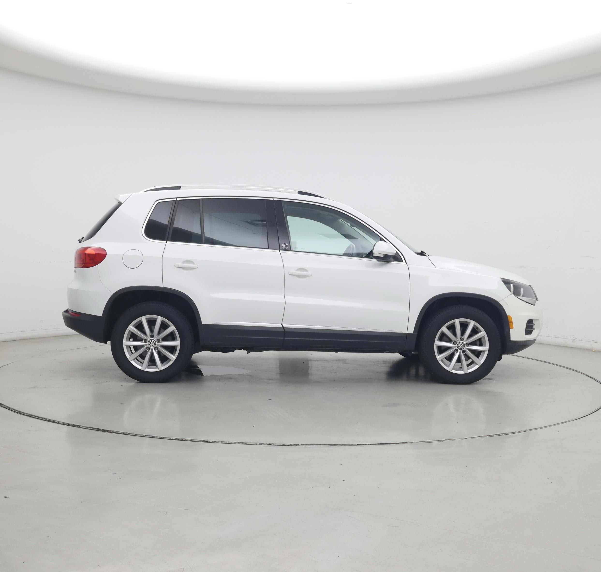 Thumbnail: 2017 Volkswagen Tiguan - 7
