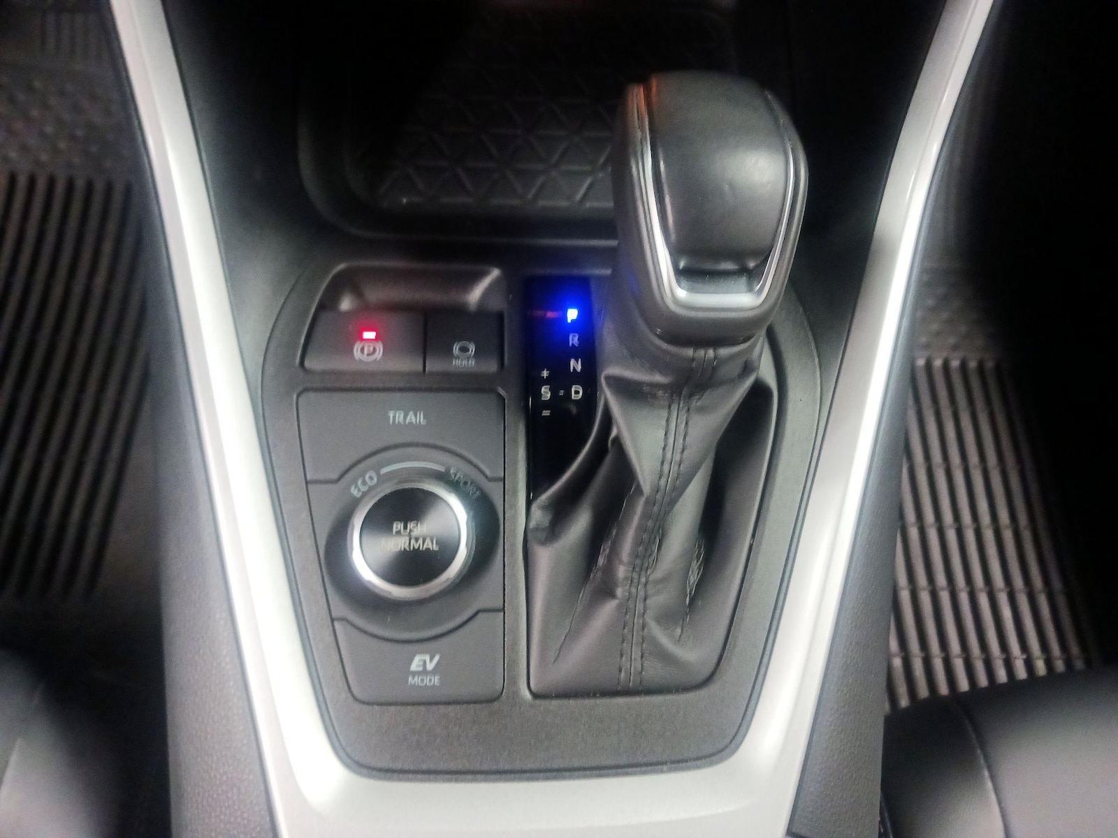 2024 Toyota RAV4 XLE Premium - Photo 18