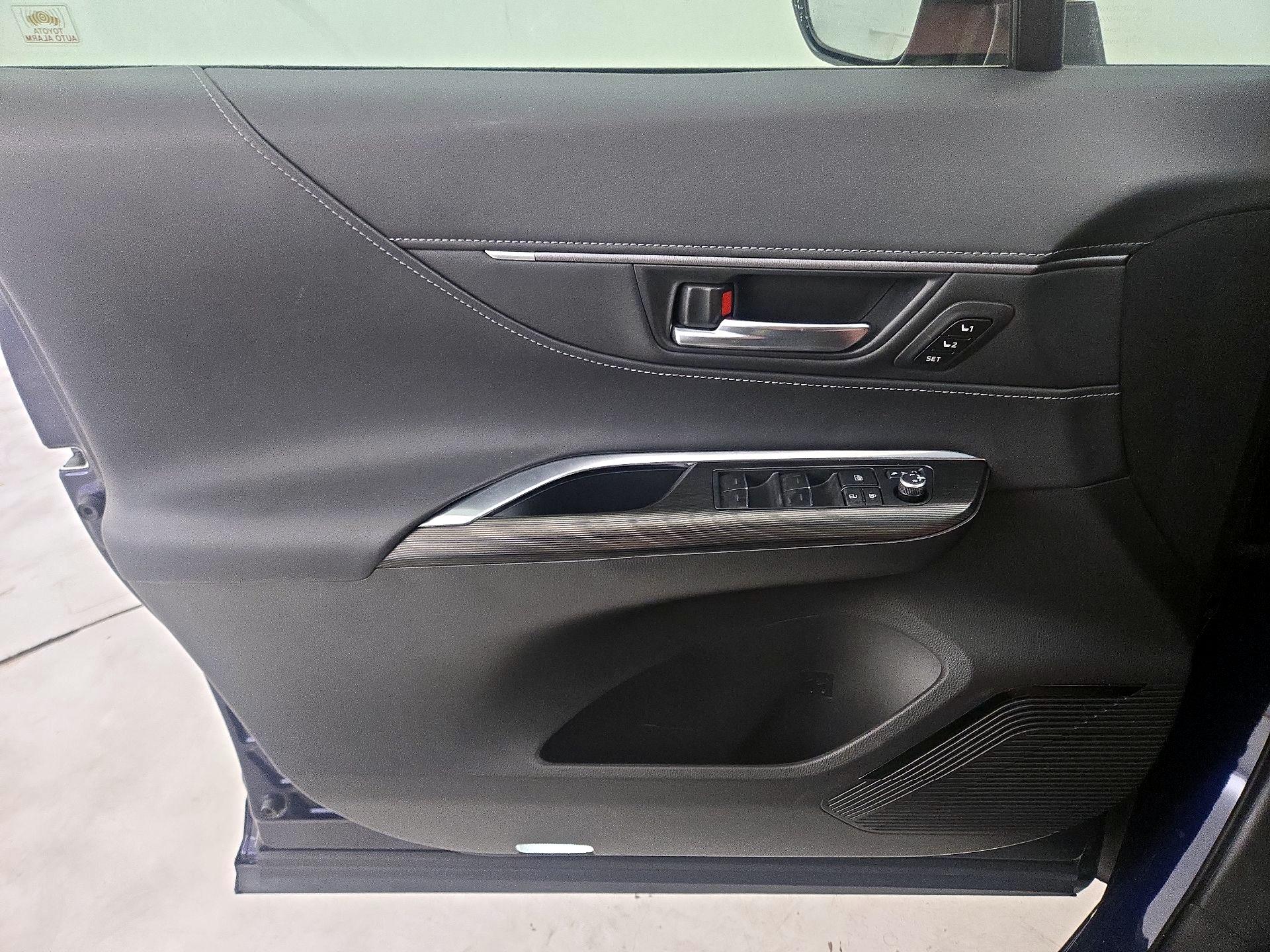 Thumbnail: 2021 Toyota Venza - 12