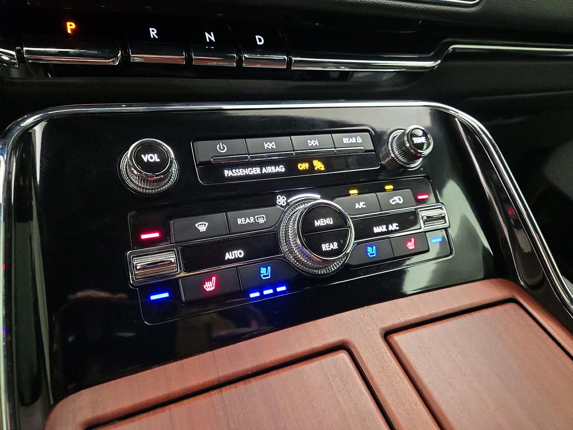 Thumbnail: 2023 Lincoln Navigator L - 17
