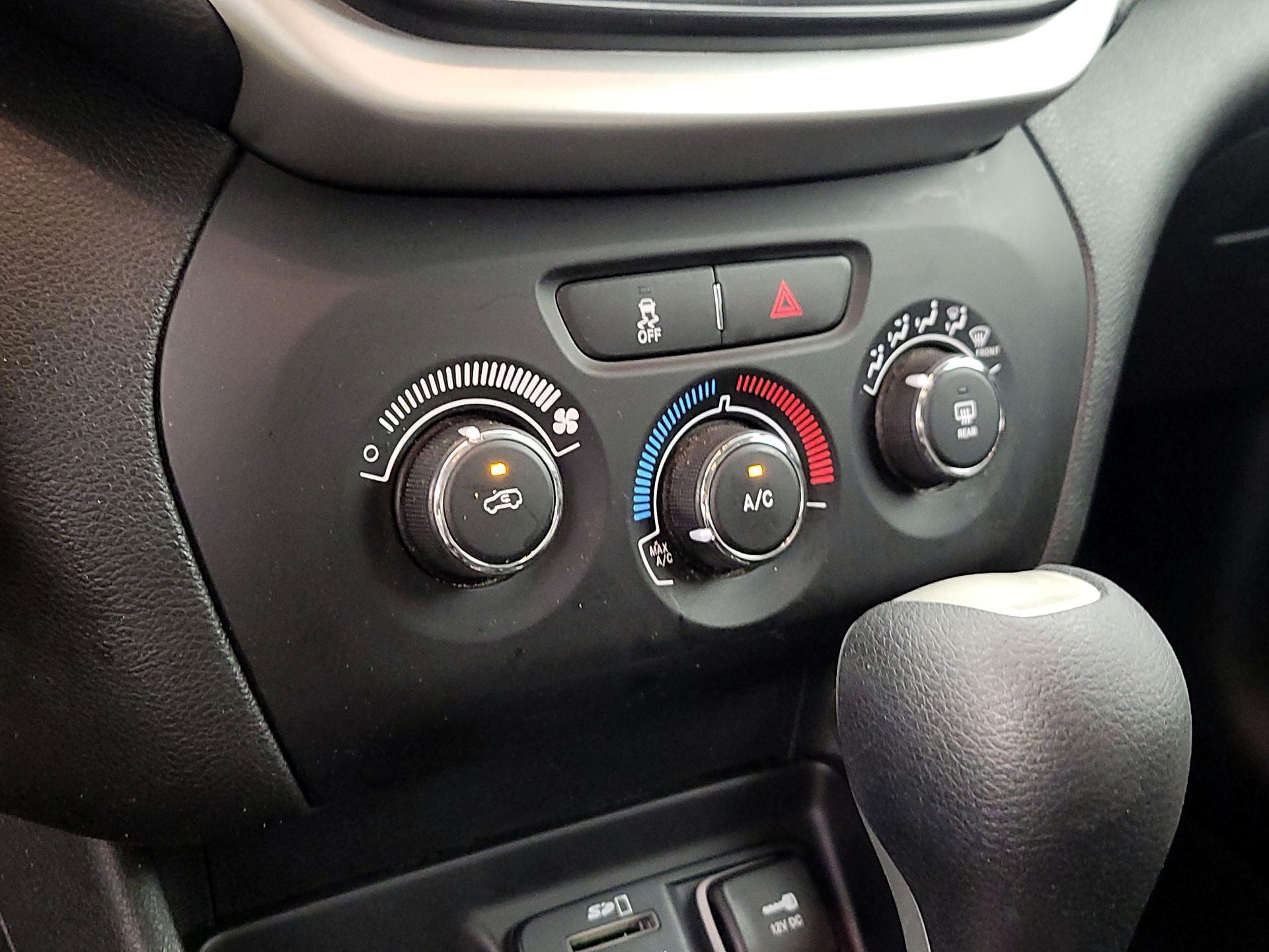 Thumbnail: 2014 Jeep Cherokee - 15