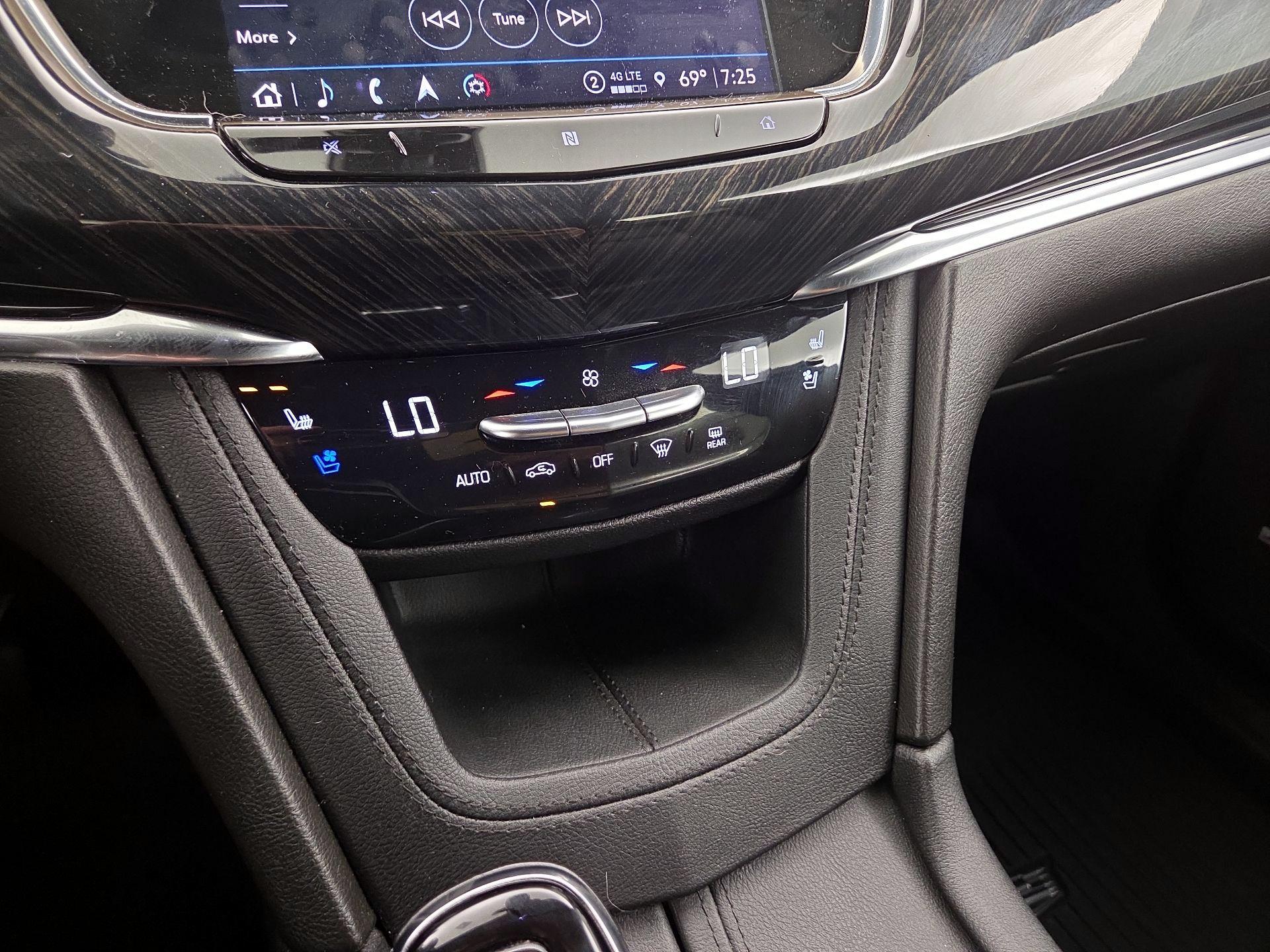 Thumbnail: 2021 Cadillac XT6 - 17