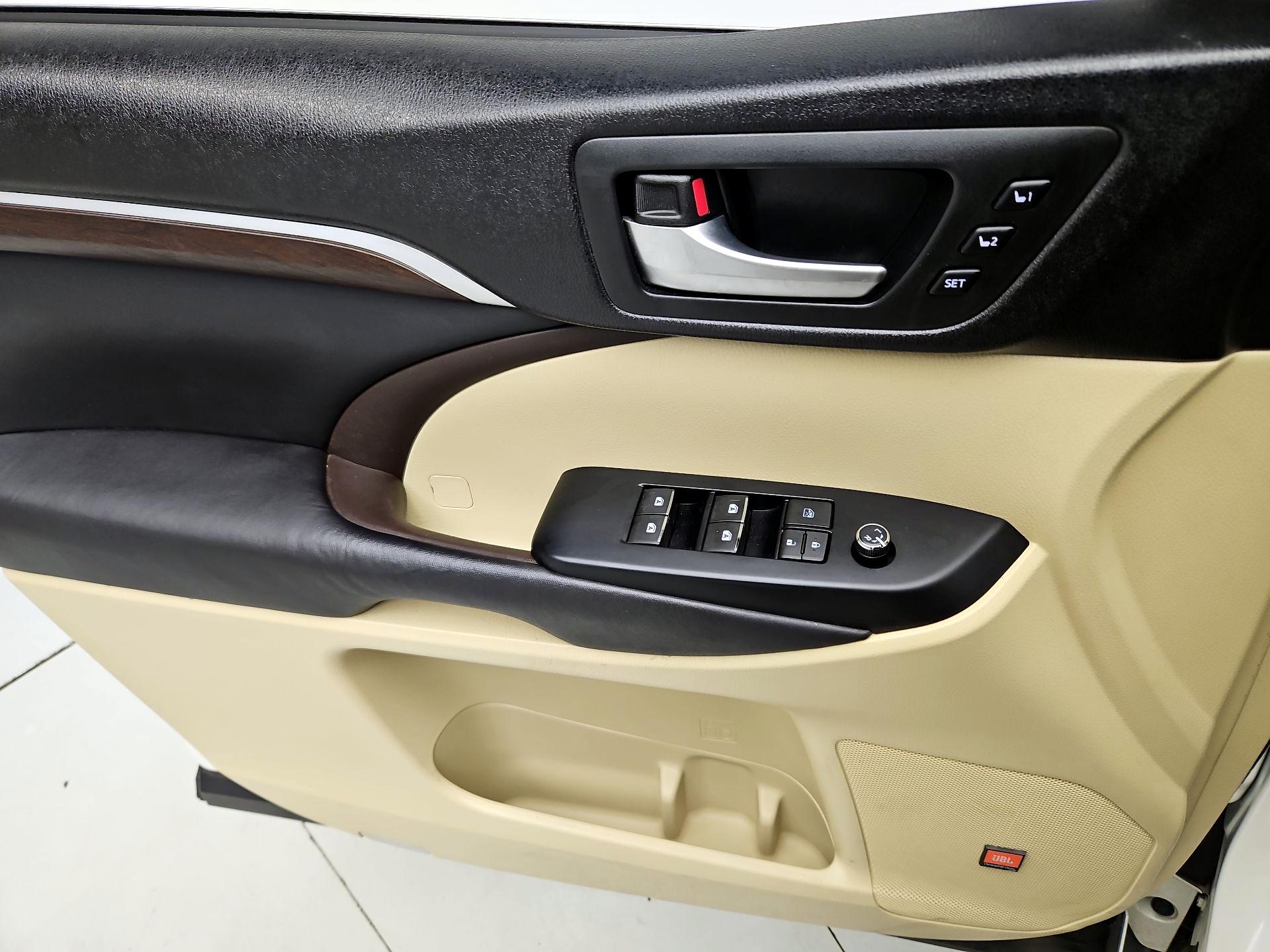 Thumbnail: 2016 Toyota Highlander - 12