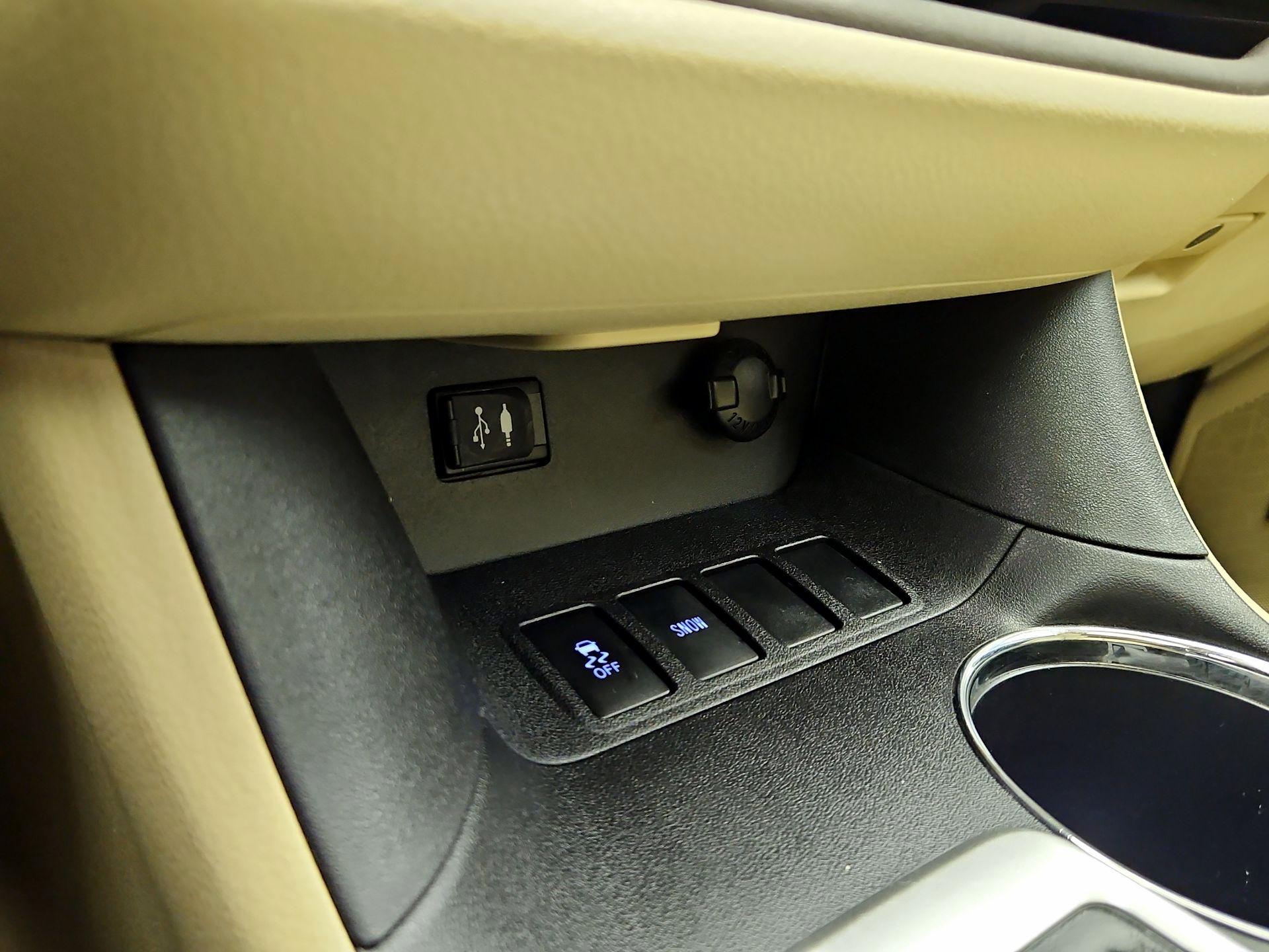 Thumbnail: 2016 Toyota Highlander - 18