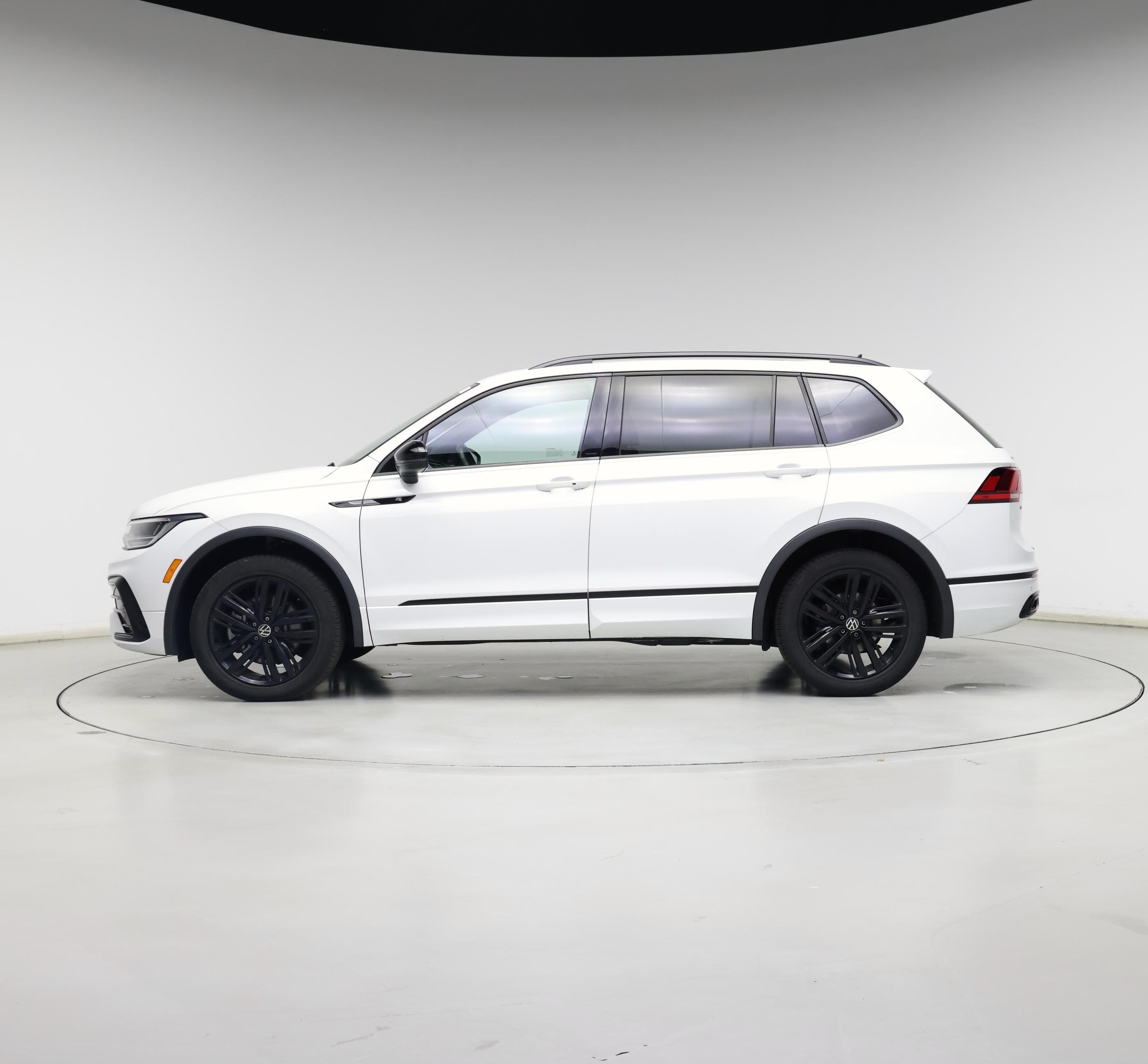 Thumbnail: 2022 Volkswagen Tiguan - 3