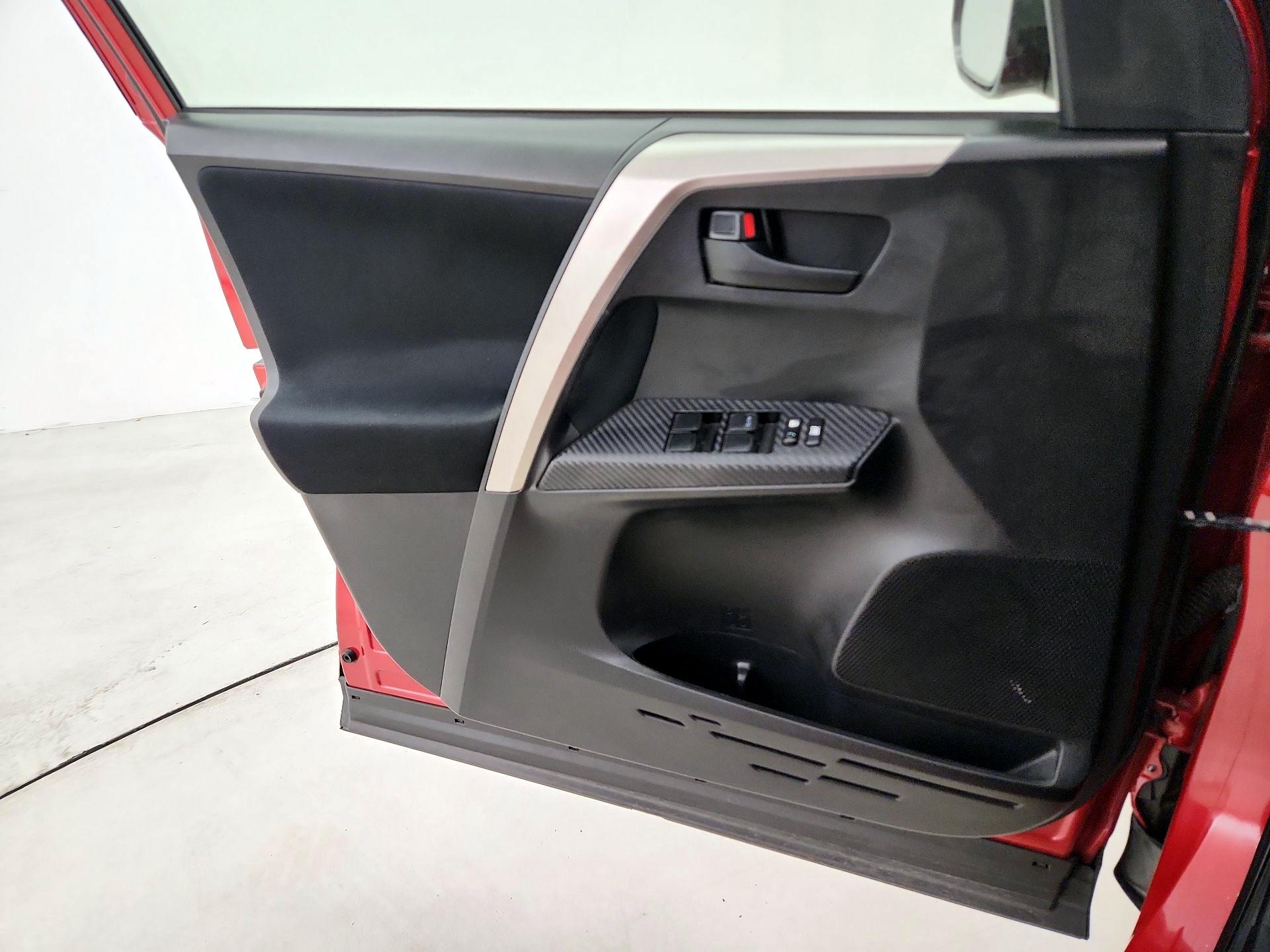 Thumbnail: 2015 Toyota RAV4 - 12