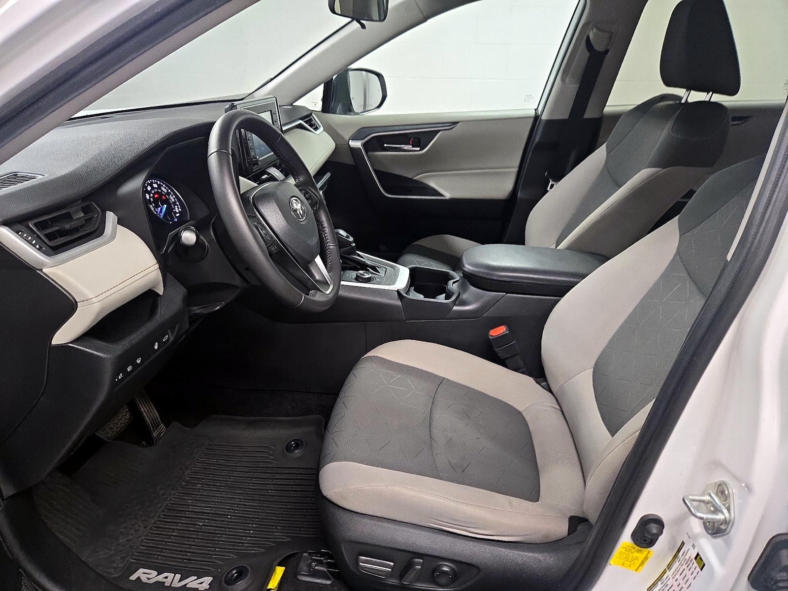 2020 Toyota RAV4 XLE - Photo 12