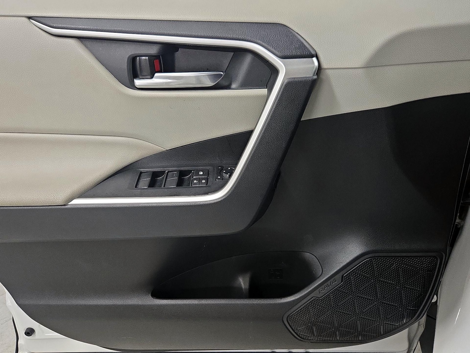 2020 Toyota RAV4 XLE - Photo 13