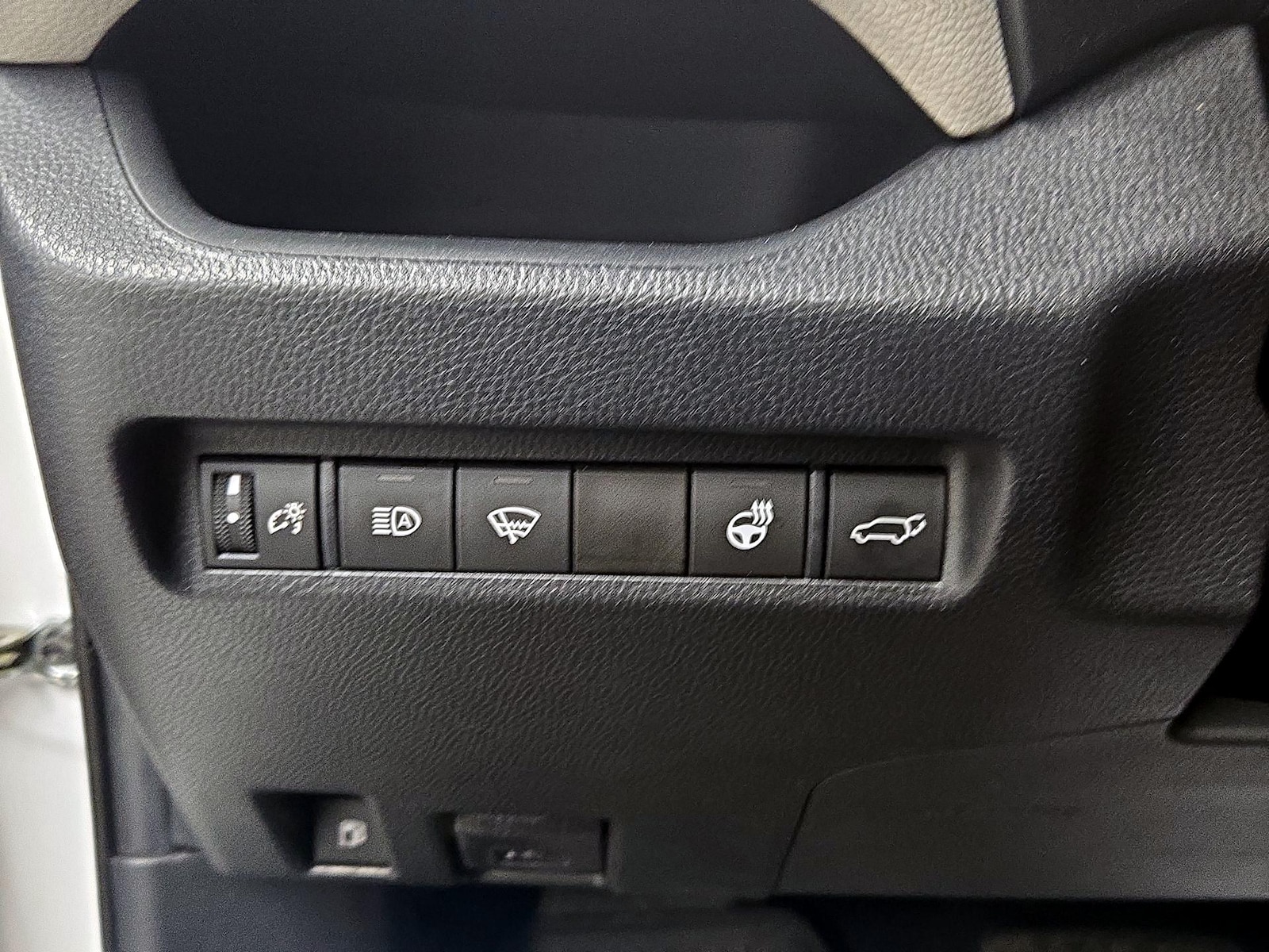 2020 Toyota RAV4 XLE - Photo 14