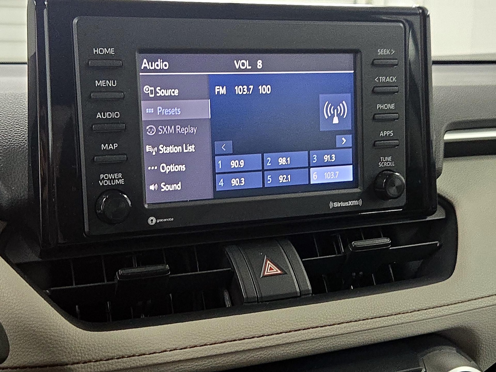 2020 Toyota RAV4 XLE - Photo 16