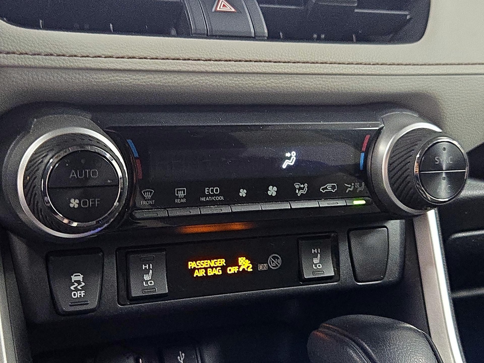 2020 Toyota RAV4 XLE - Photo 17