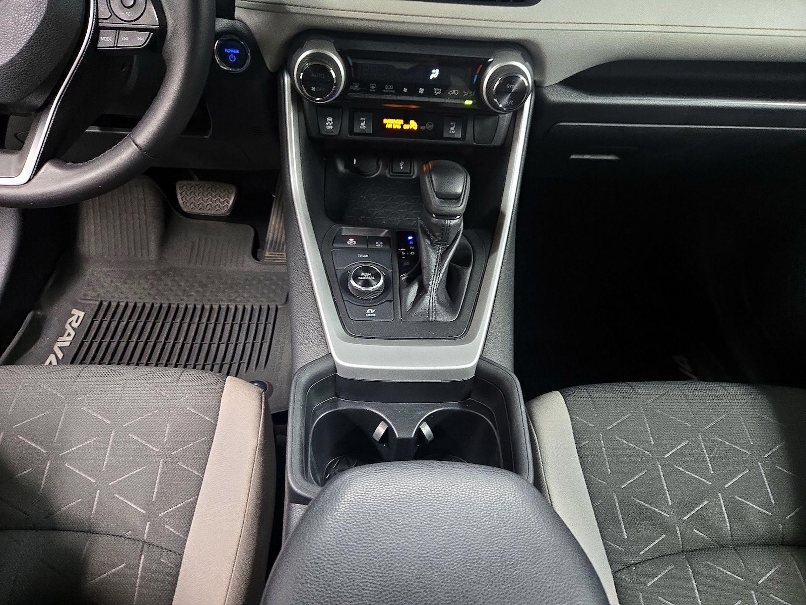 2020 Toyota RAV4 XLE - Photo 18