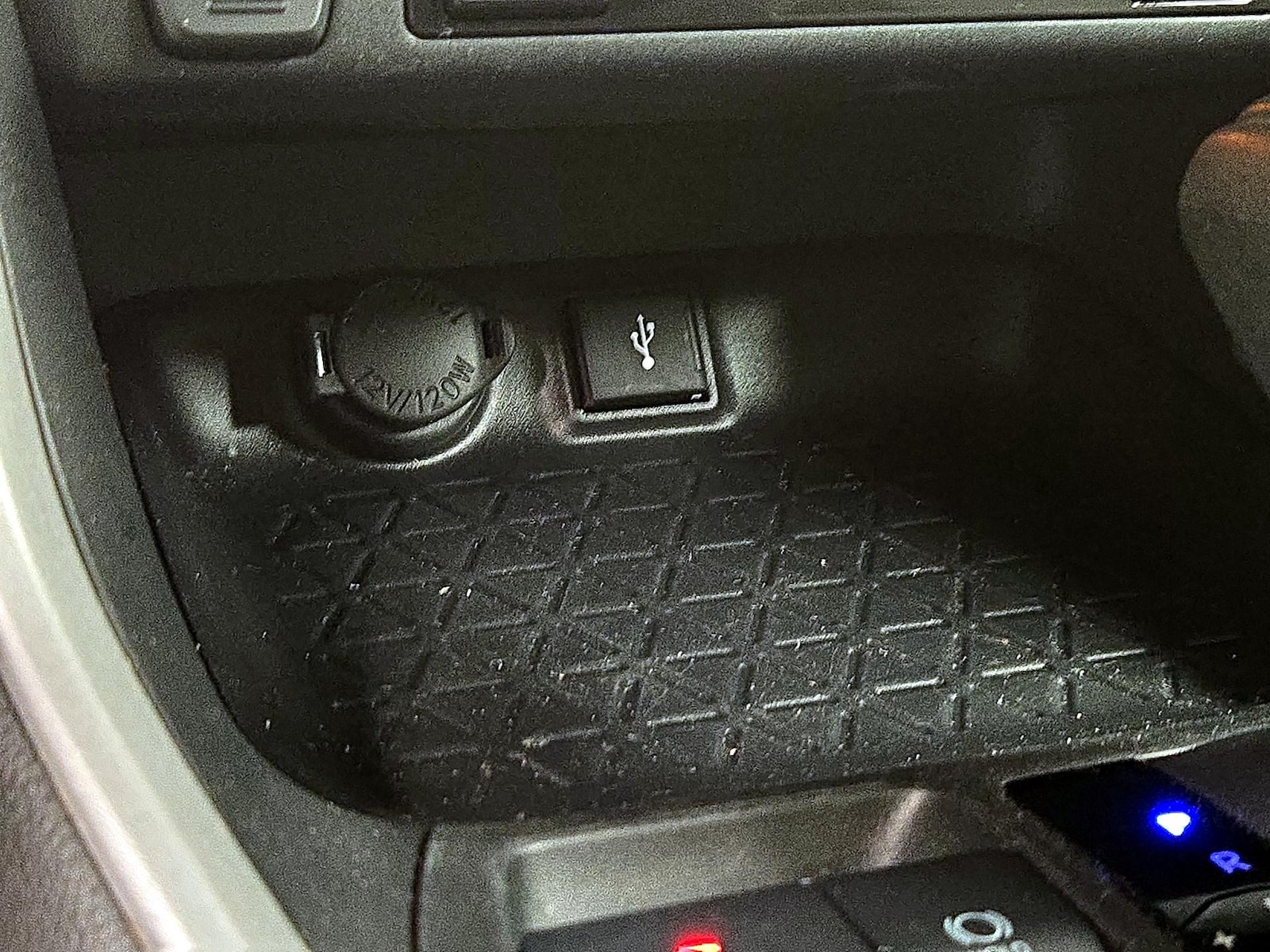 2020 Toyota RAV4 XLE - Photo 19