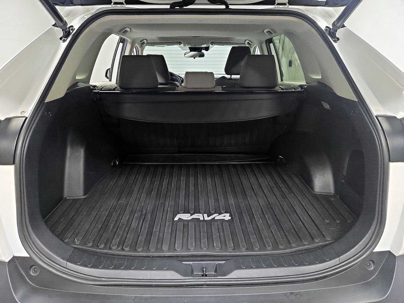 2020 Toyota RAV4 XLE - Photo 22