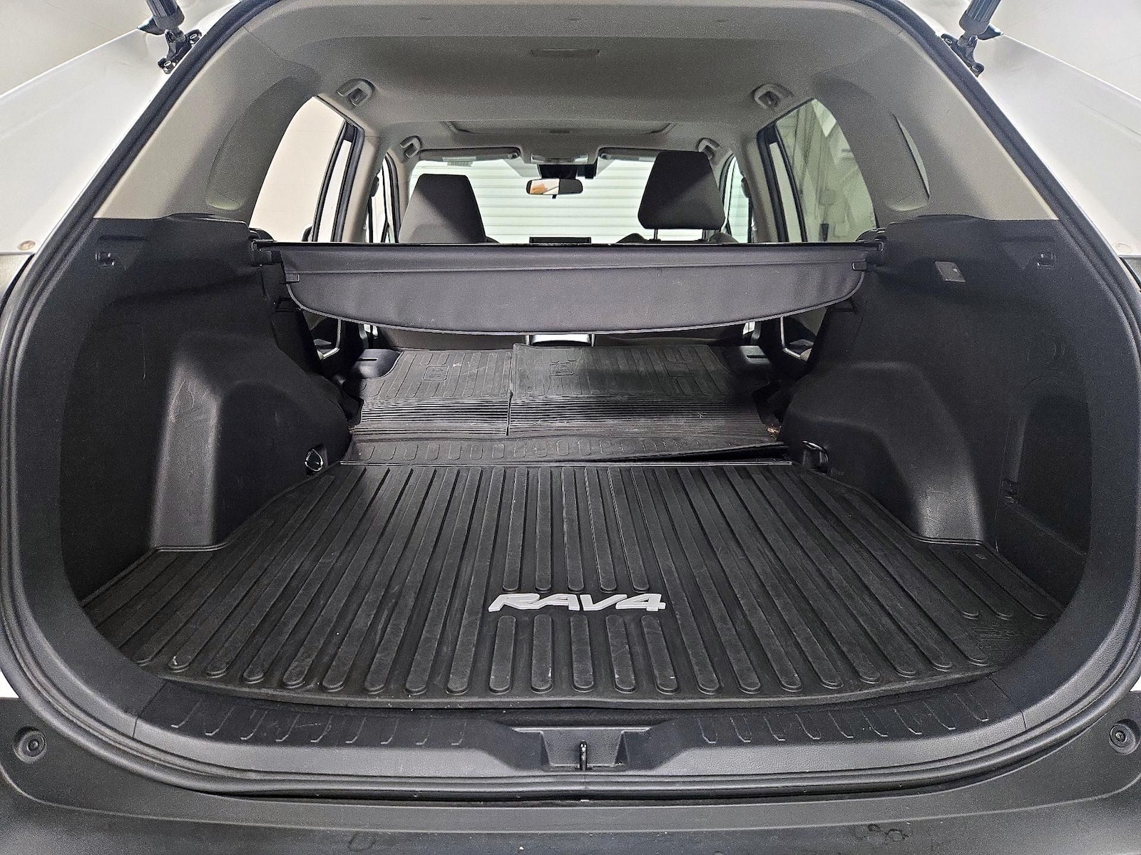 2020 Toyota RAV4 XLE - Photo 23