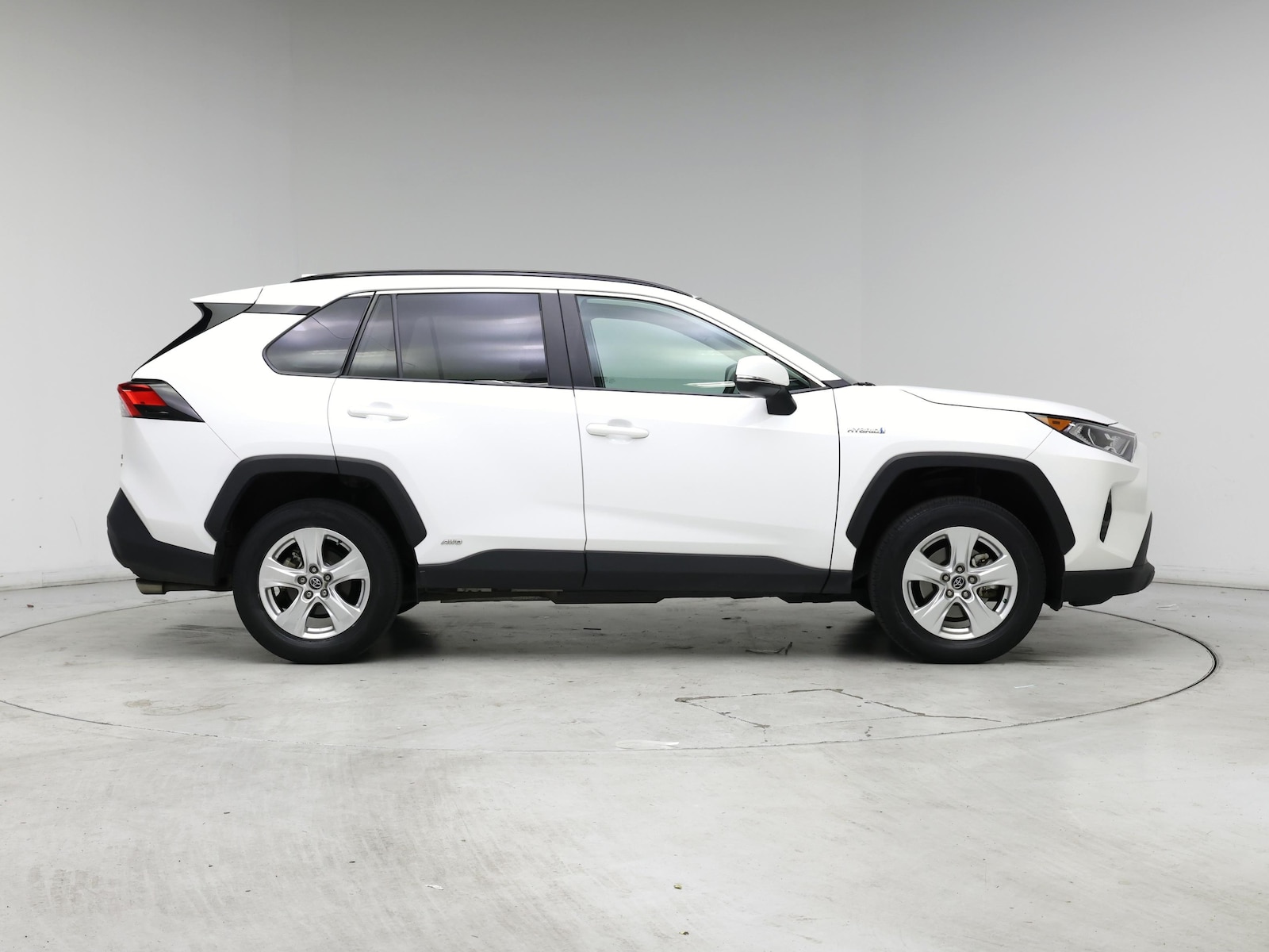 2020 Toyota RAV4 XLE - Photo 8