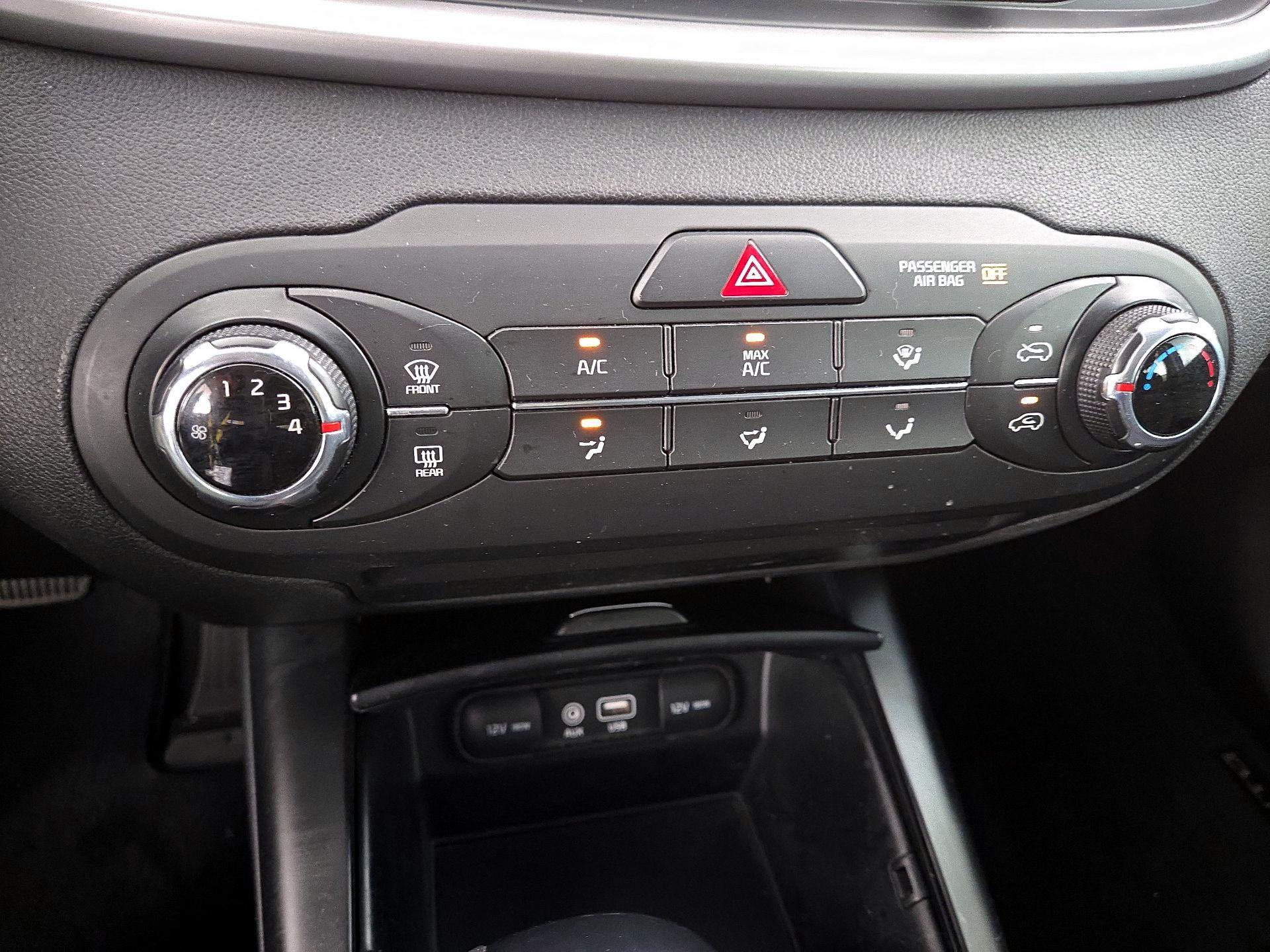Thumbnail: 2016 Kia Sorento - 16