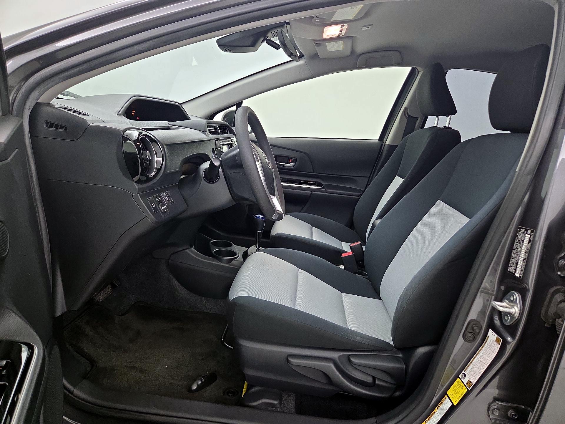 Thumbnail: 2017 Toyota Prius c - 11