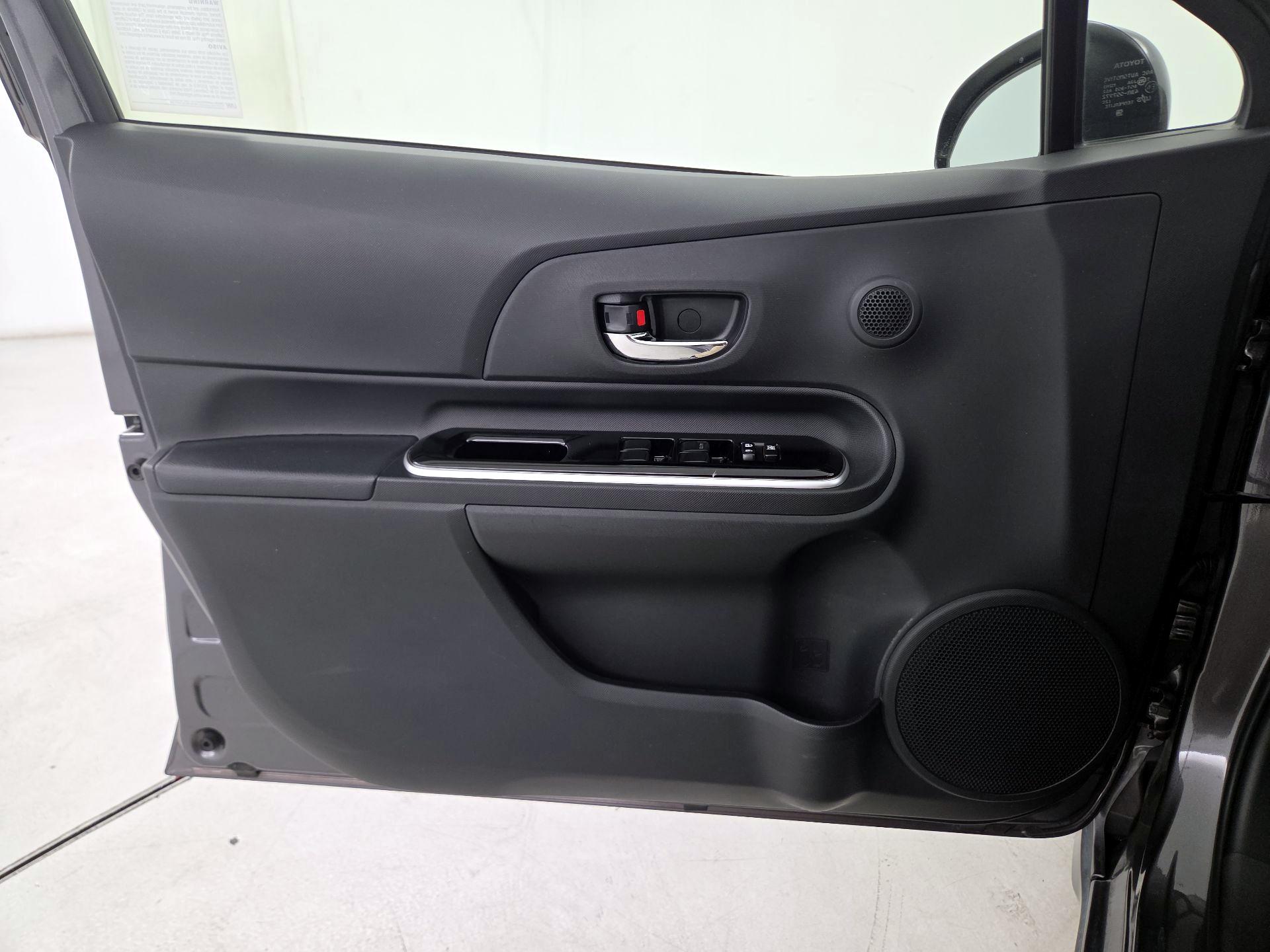 Thumbnail: 2017 Toyota Prius c - 12