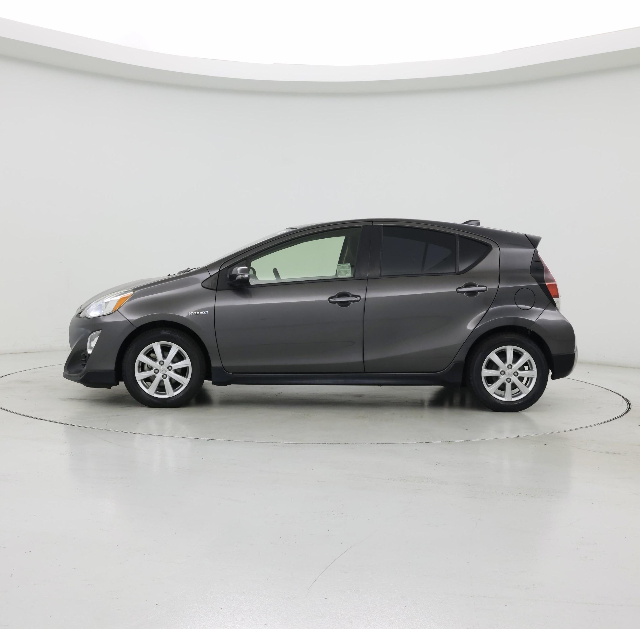Thumbnail: 2017 Toyota Prius c - 3
