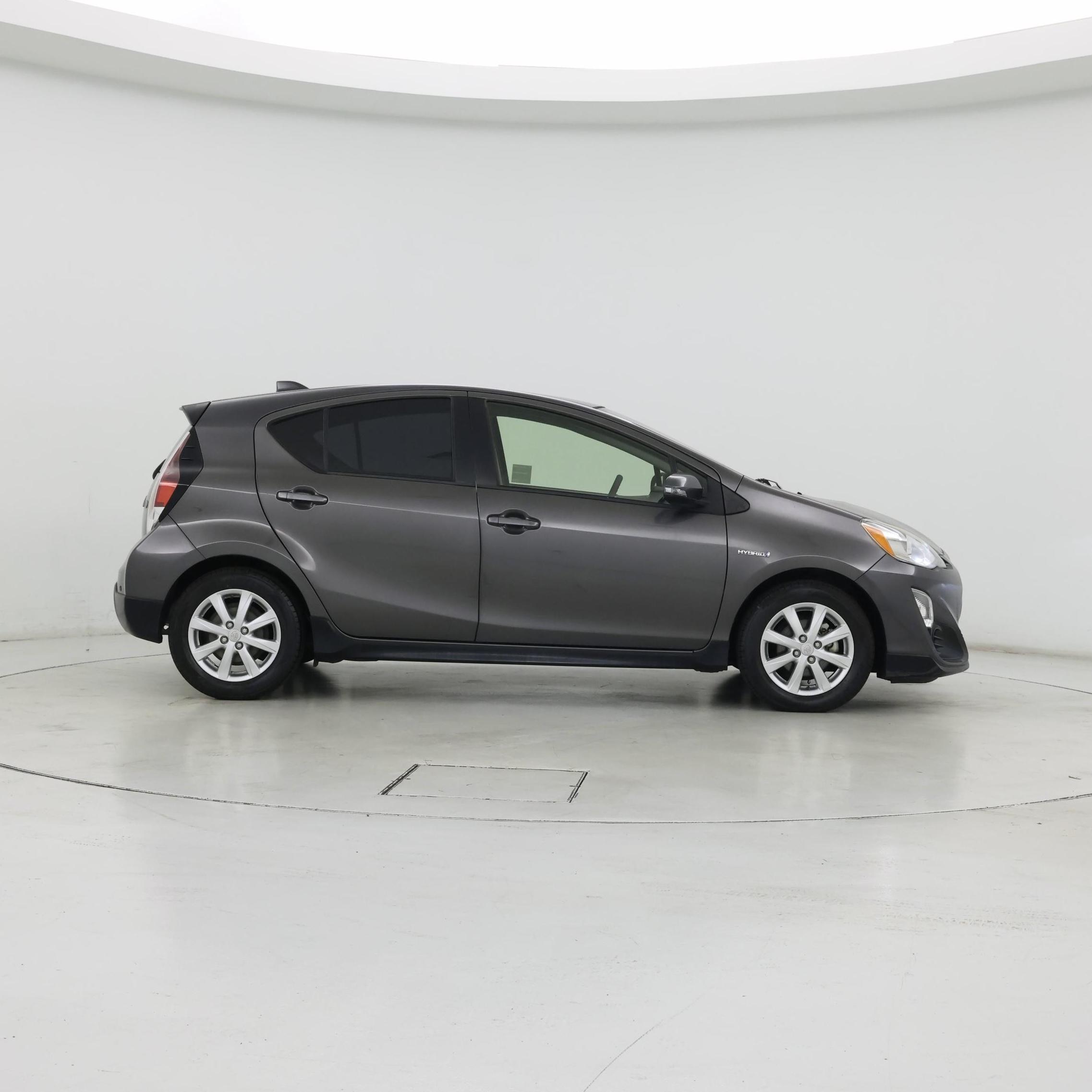 Thumbnail: 2017 Toyota Prius c - 7
