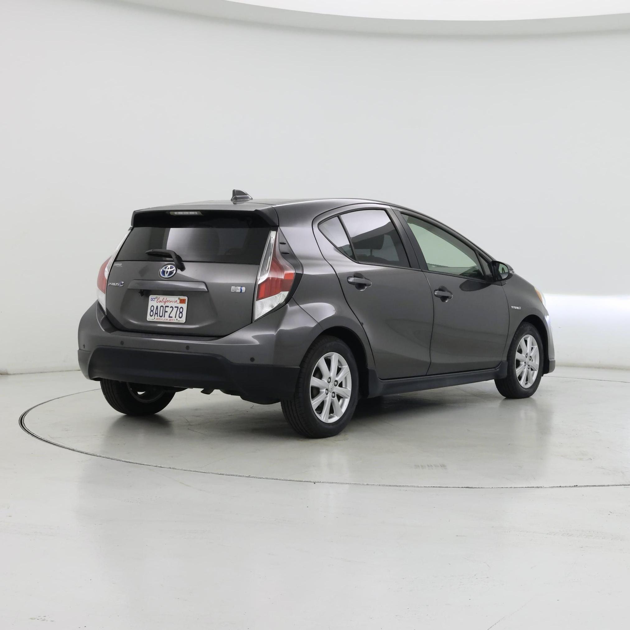 Thumbnail: 2017 Toyota Prius c - 8