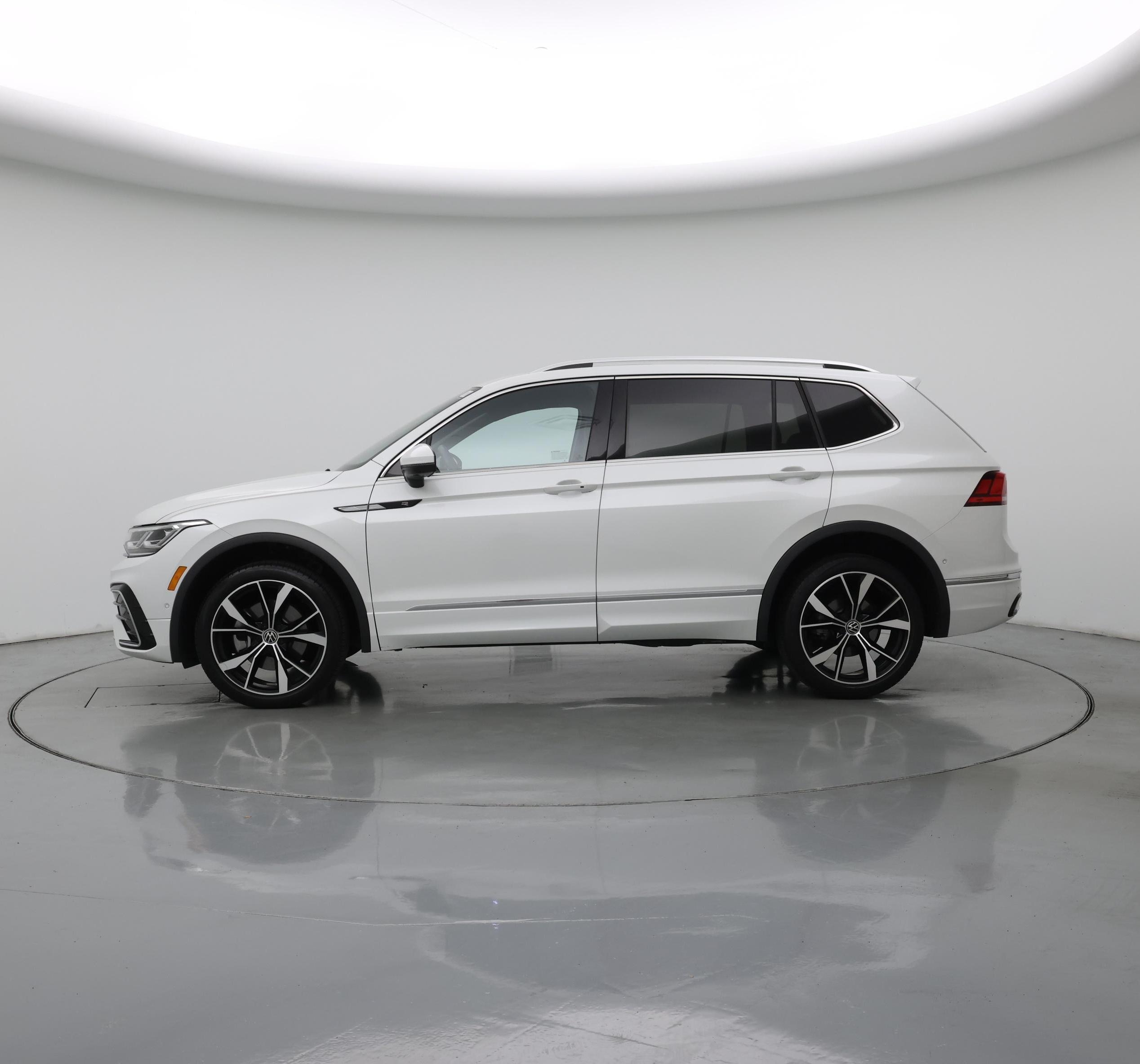 Thumbnail: 2023 Volkswagen Tiguan - 3