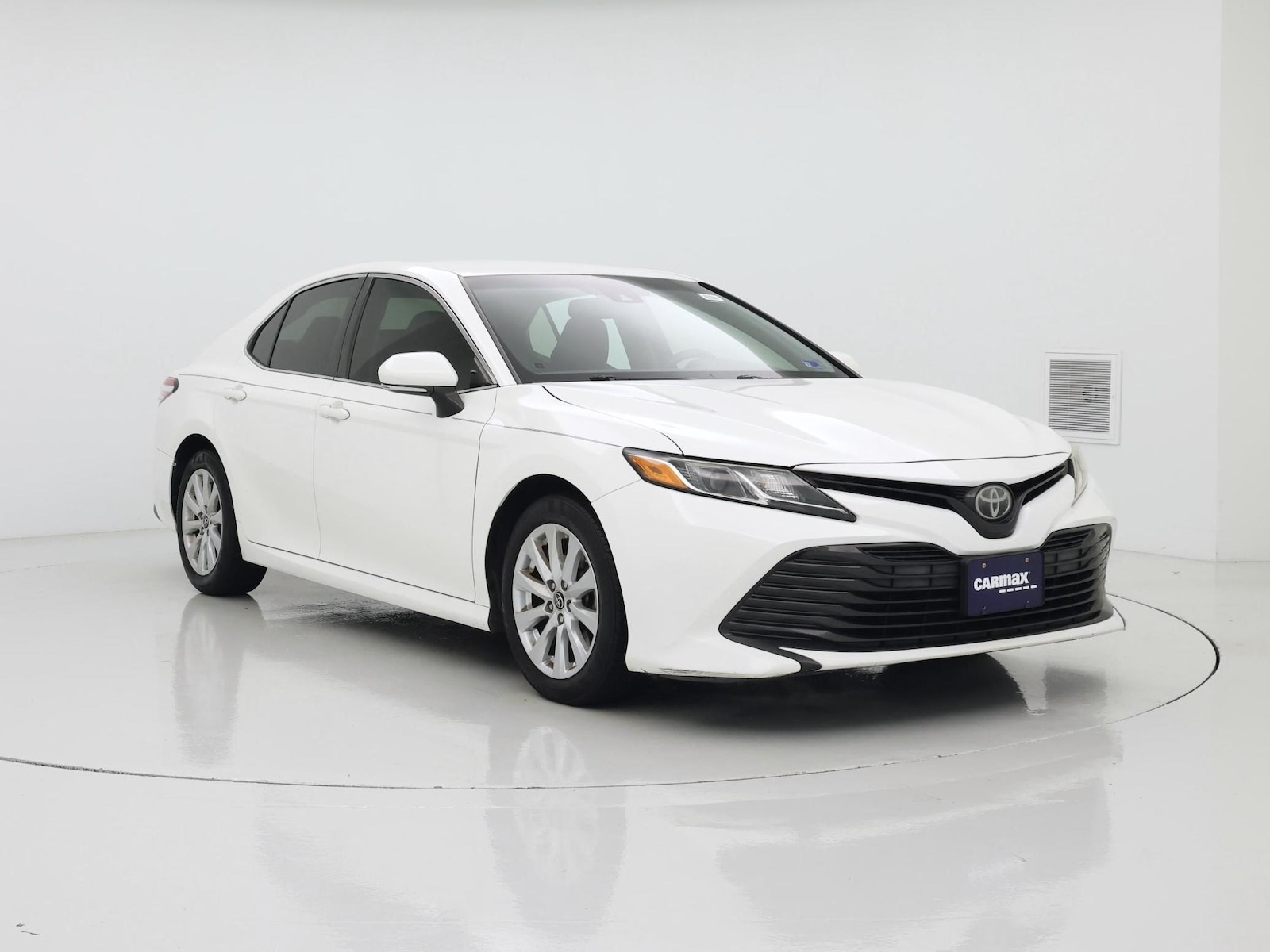 2018 Toyota Camry LE - Photo 2
