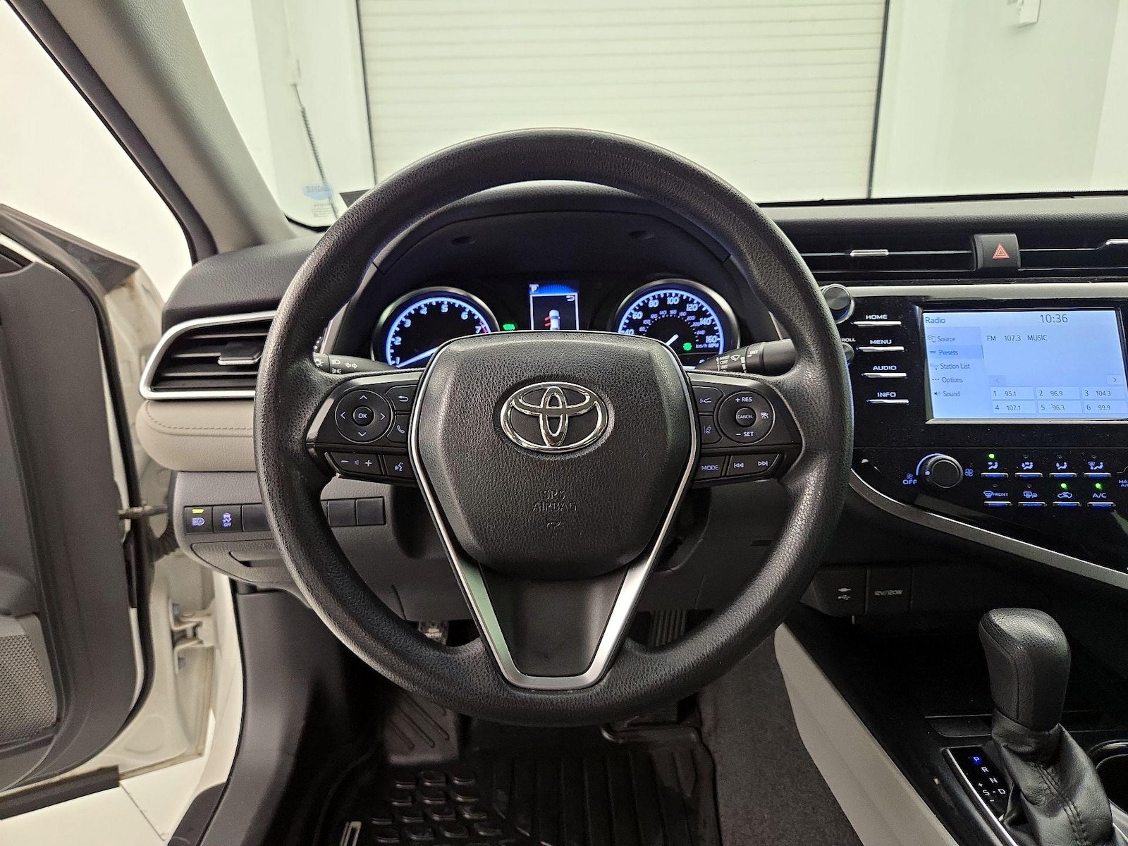 2018 Toyota Camry LE - Photo 11
