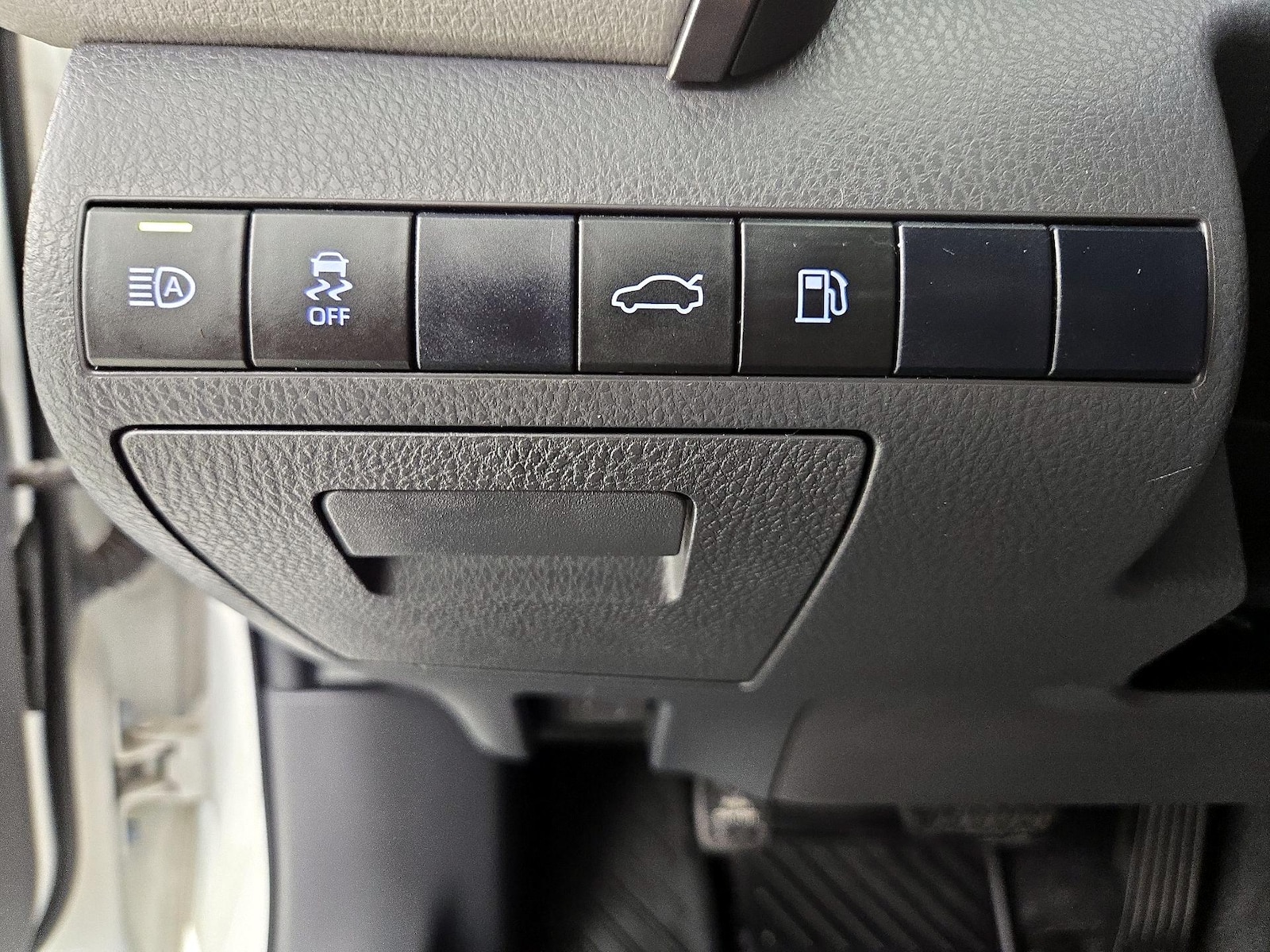 2018 Toyota Camry LE - Photo 14
