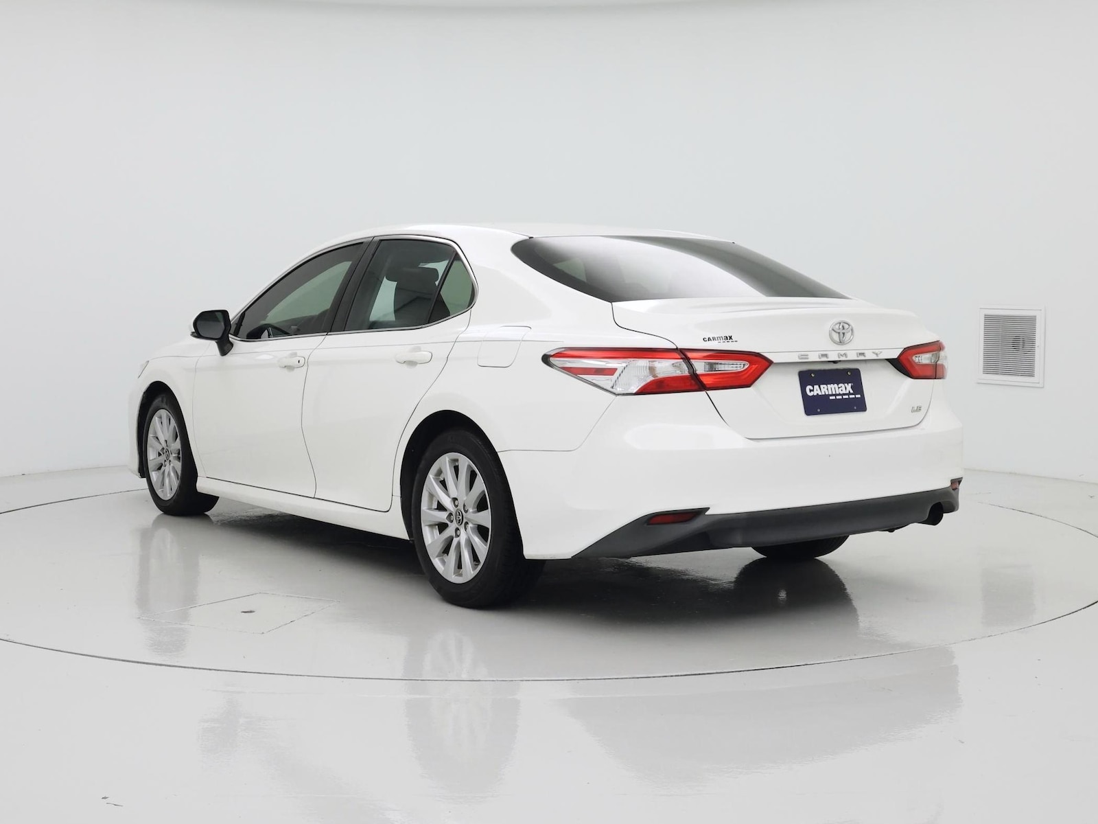 2018 Toyota Camry LE - Photo 3