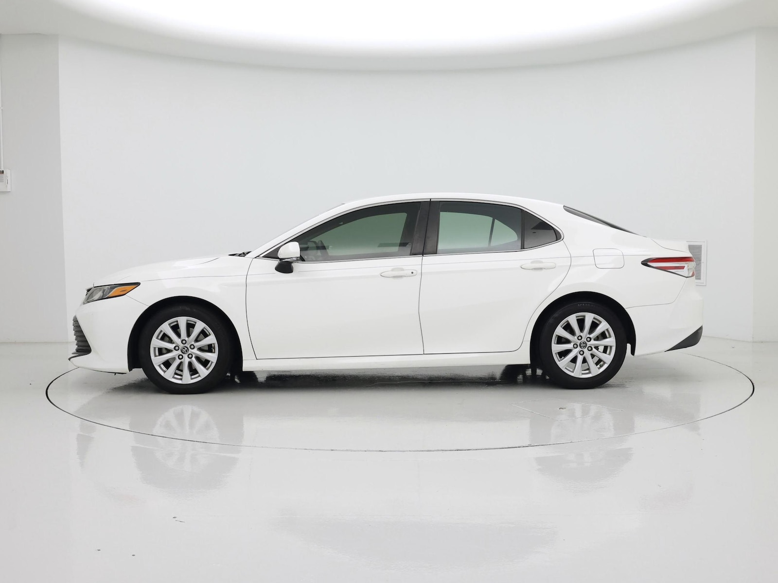 2018 Toyota Camry LE - Photo 4