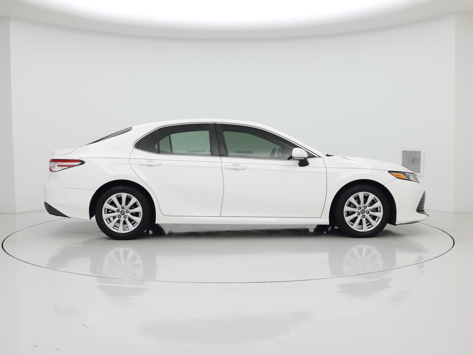 2018 Toyota Camry LE - Photo 8