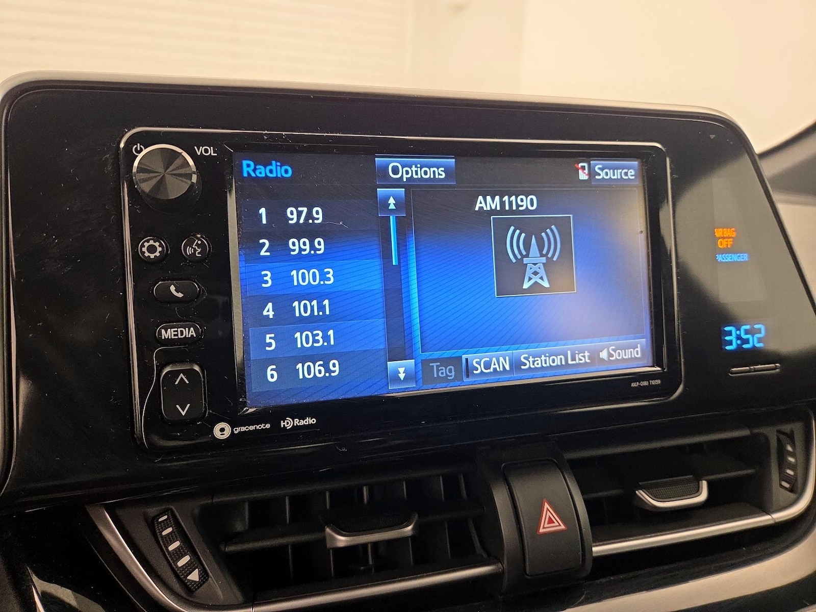 2018 Toyota C-HR XLE - Photo 16