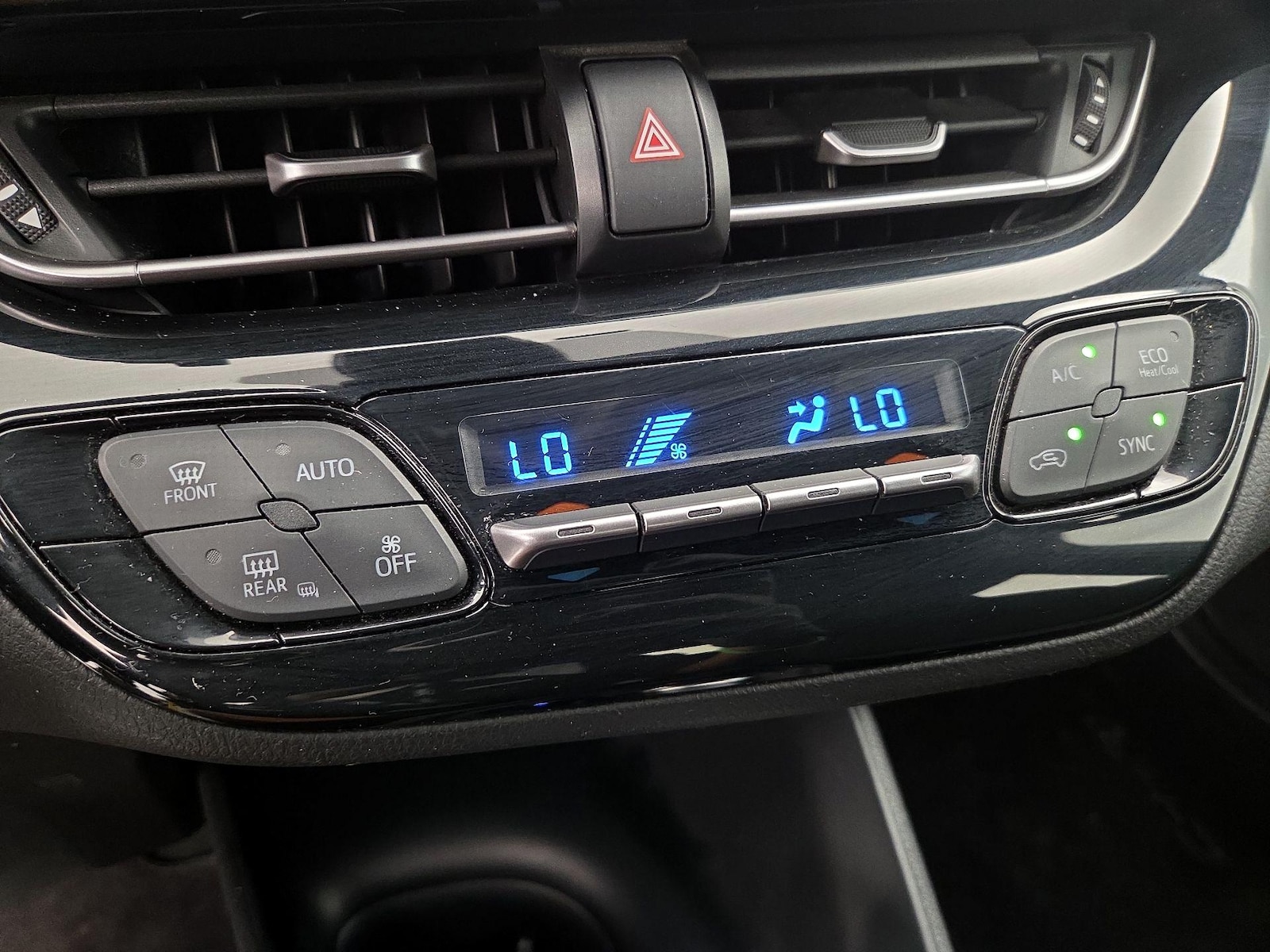 2018 Toyota C-HR XLE - Photo 17